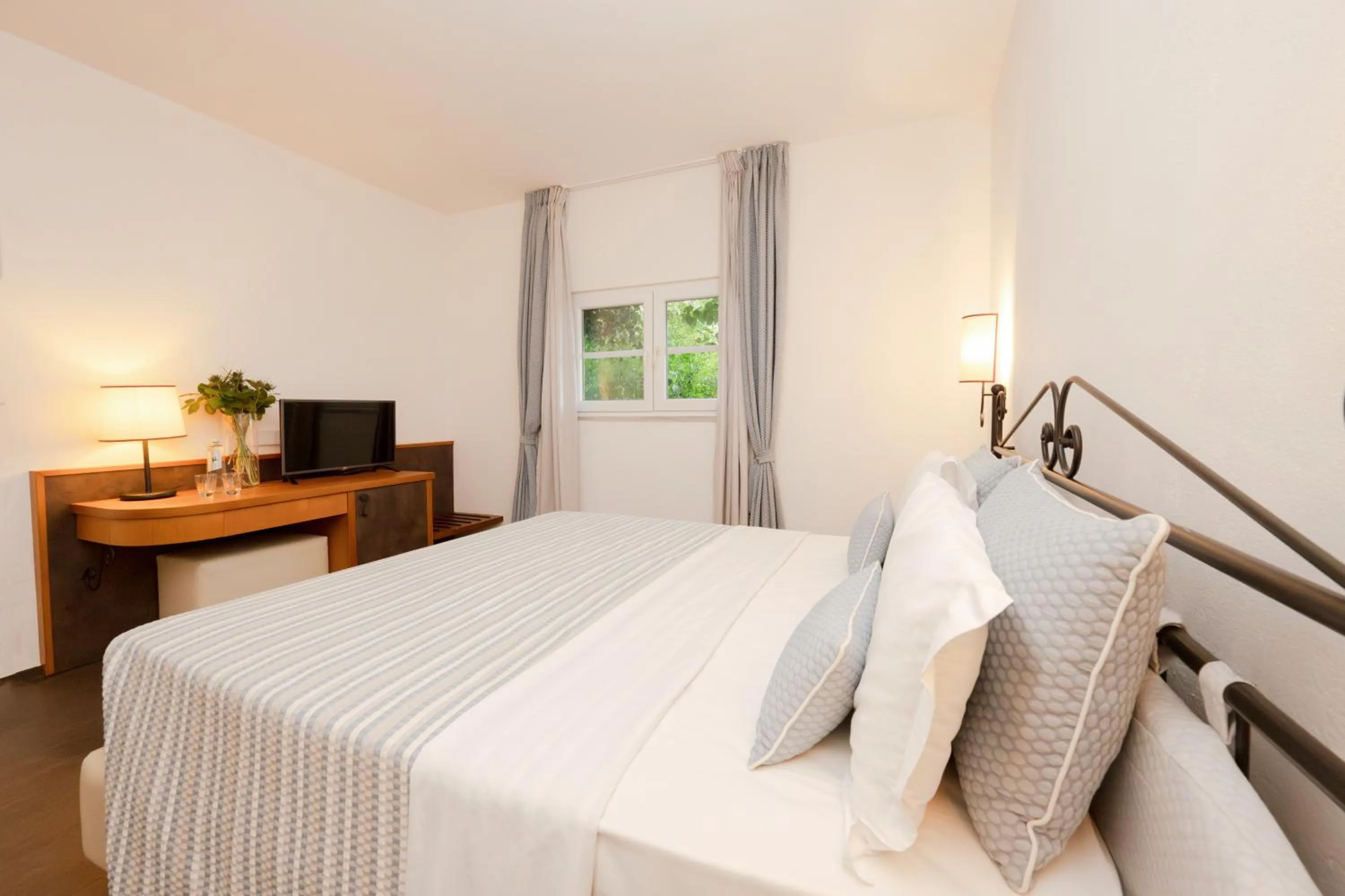 Bedroom, Bed in Hydra Beach Resort