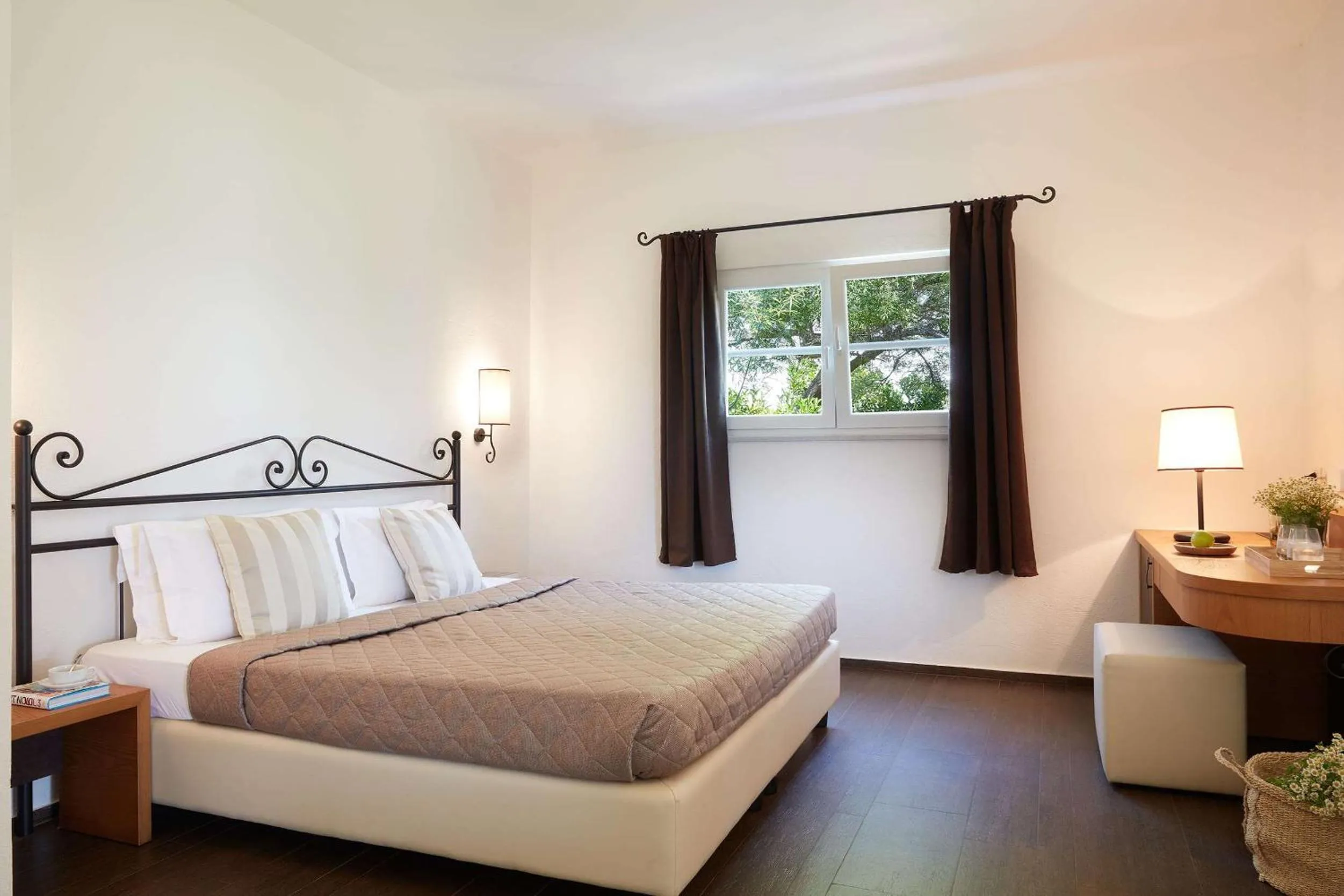 Bedroom, Bed in Hydra Beach Resort
