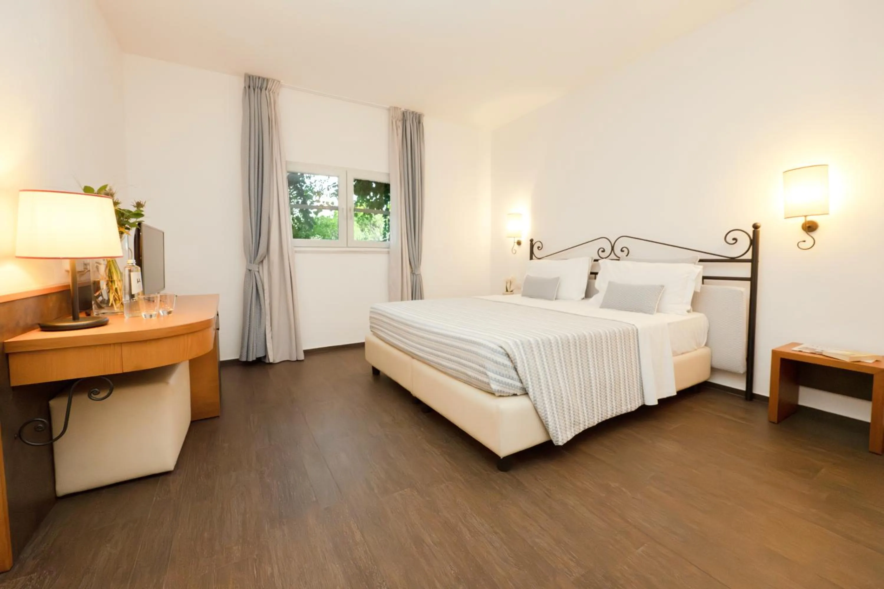 Bedroom, Bed in Hydra Beach Resort