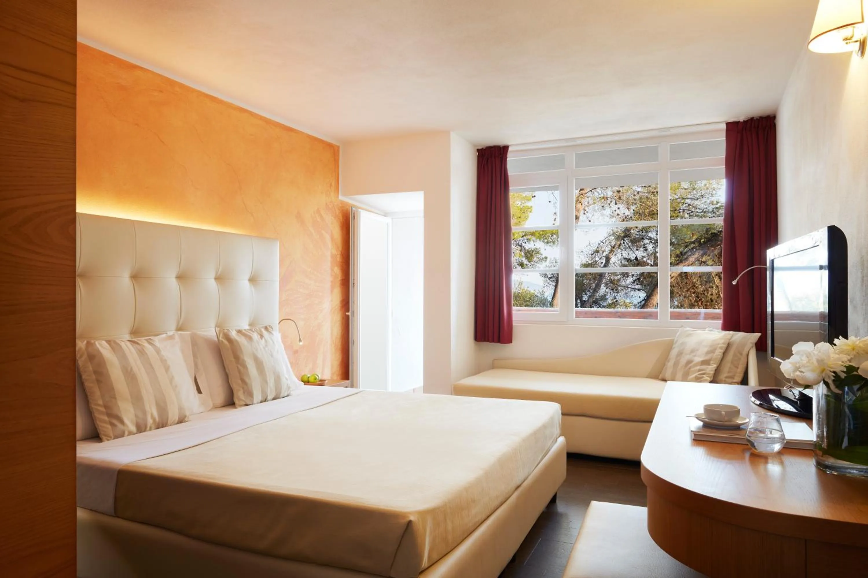 Bedroom, Bed in Hydra Beach Resort