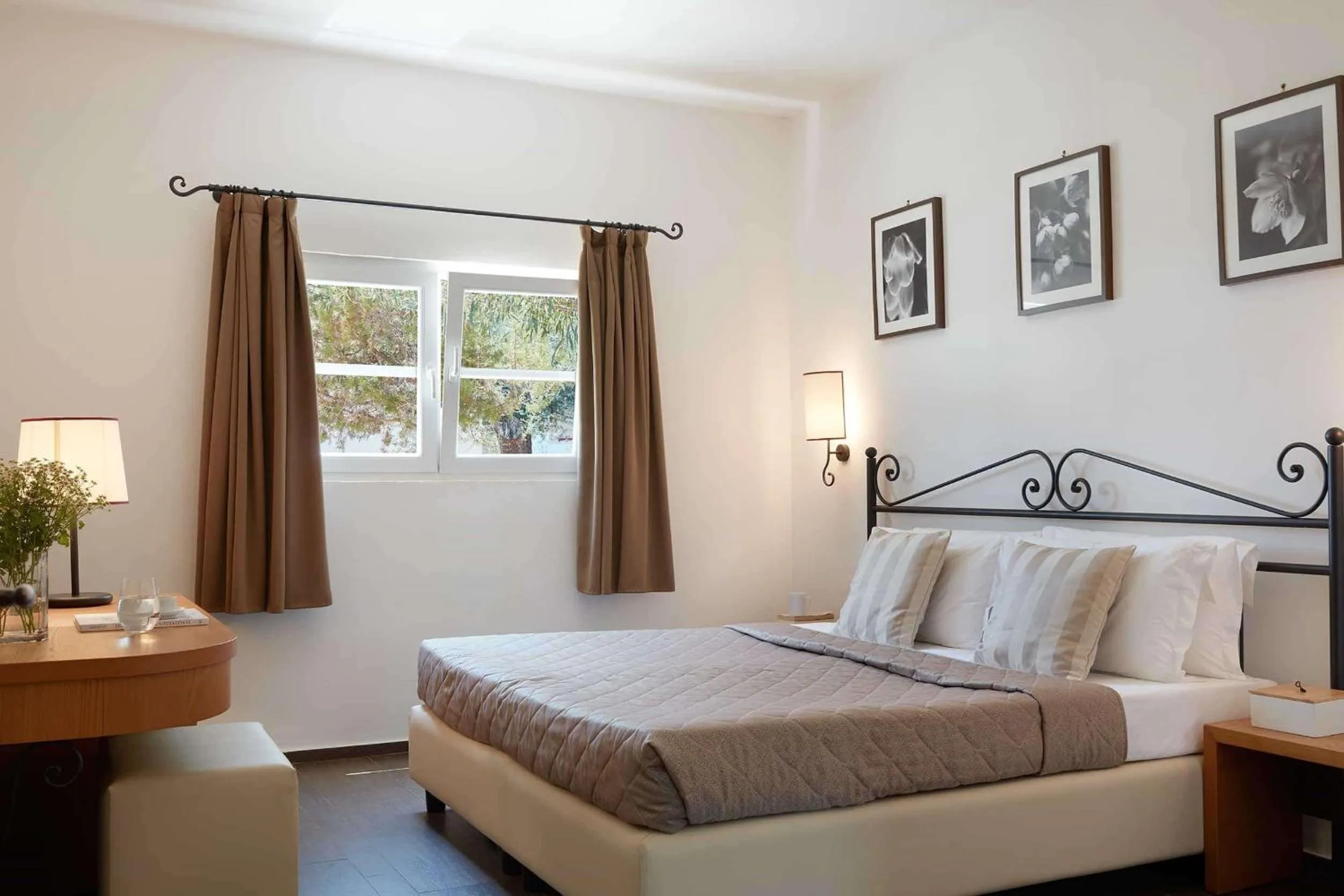 Bedroom, Bed in Hydra Beach Resort