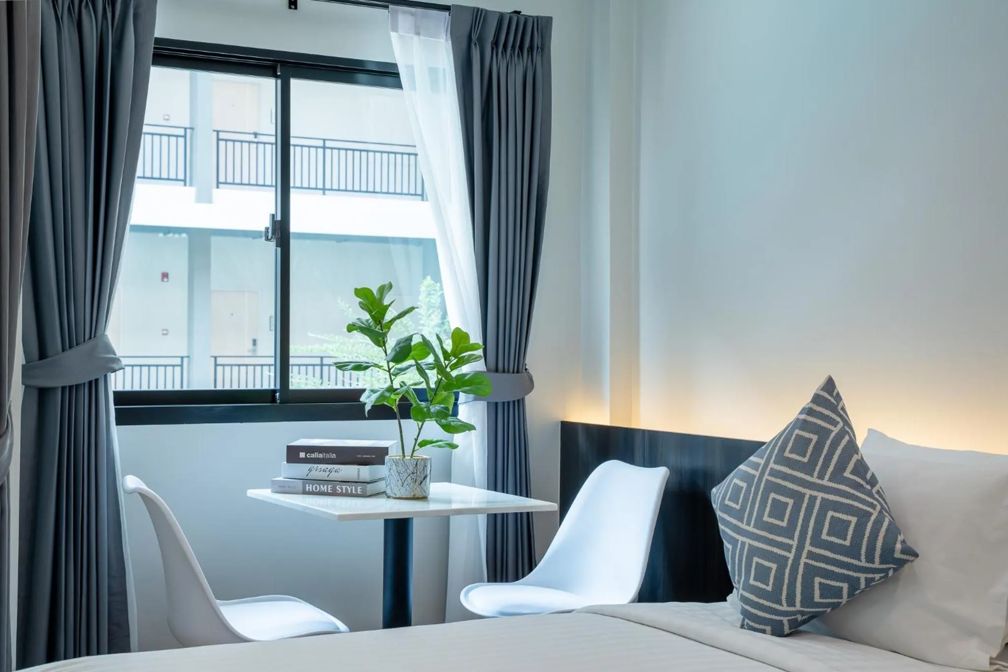 Seating area, Bed in College Haus Rangnam