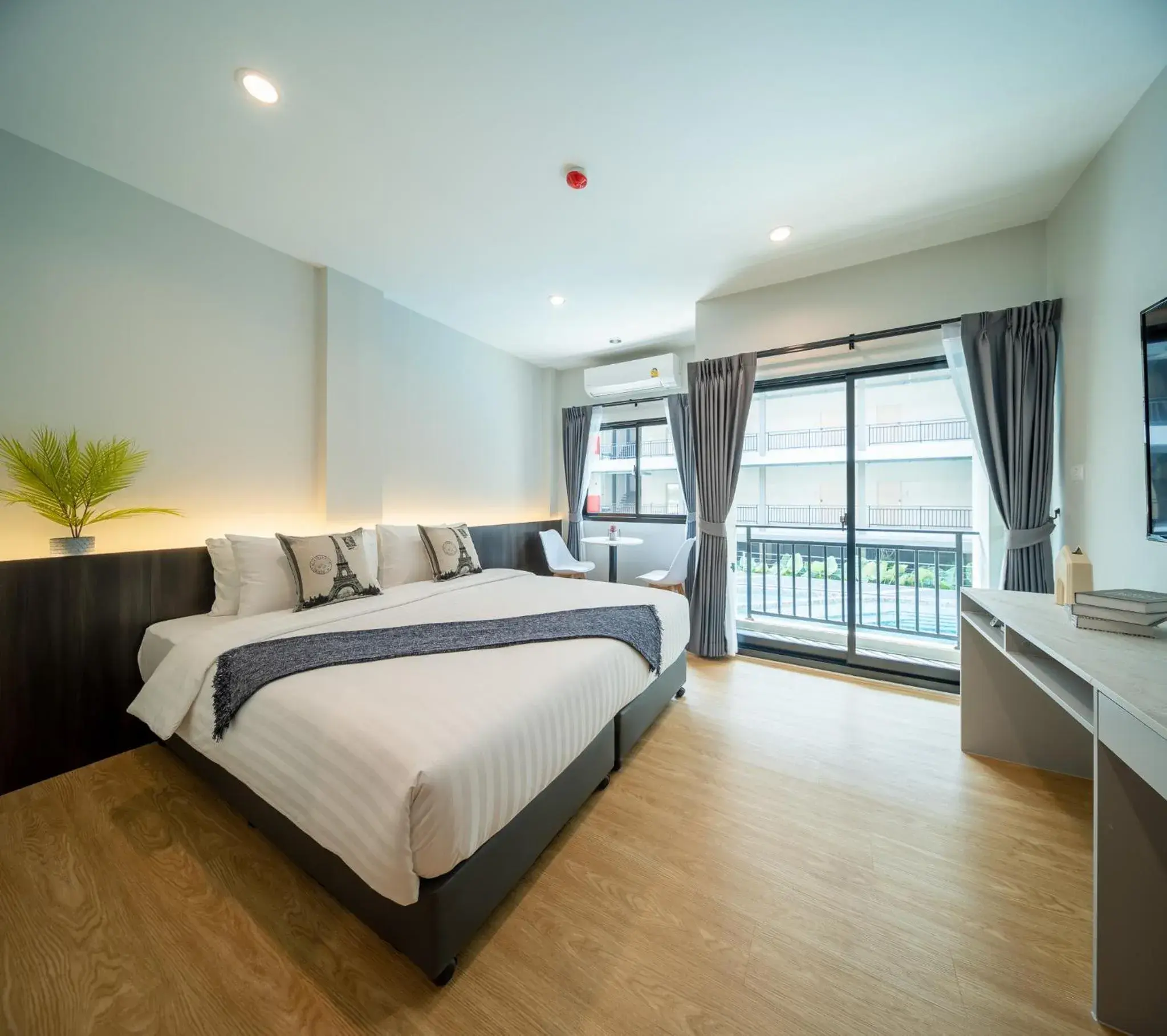 King Room with Pool View in College Haus Rangnam King Room with Pool View in College Haus Rangnam