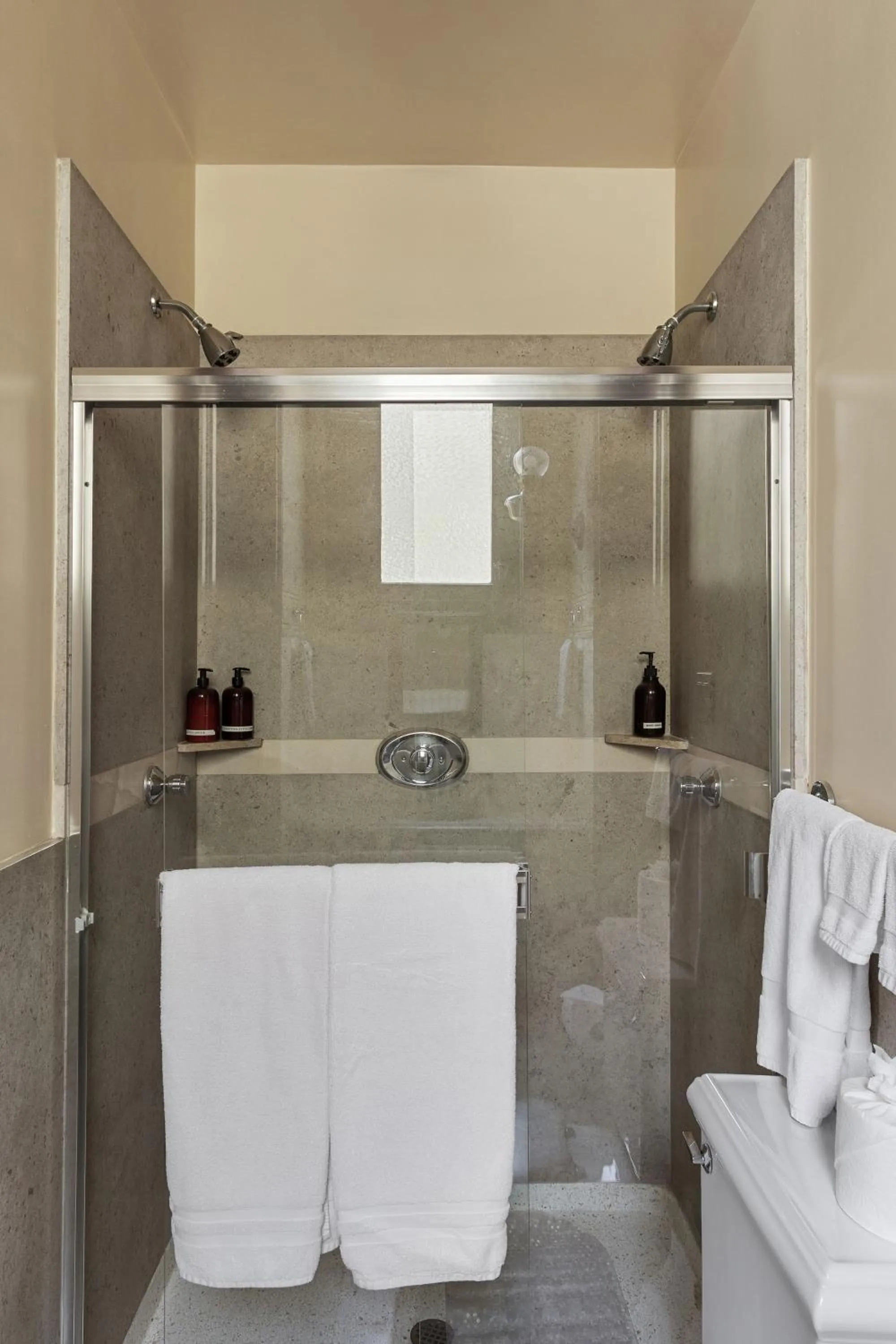 Shower in Chateau Tivoli Bed and Breakfast