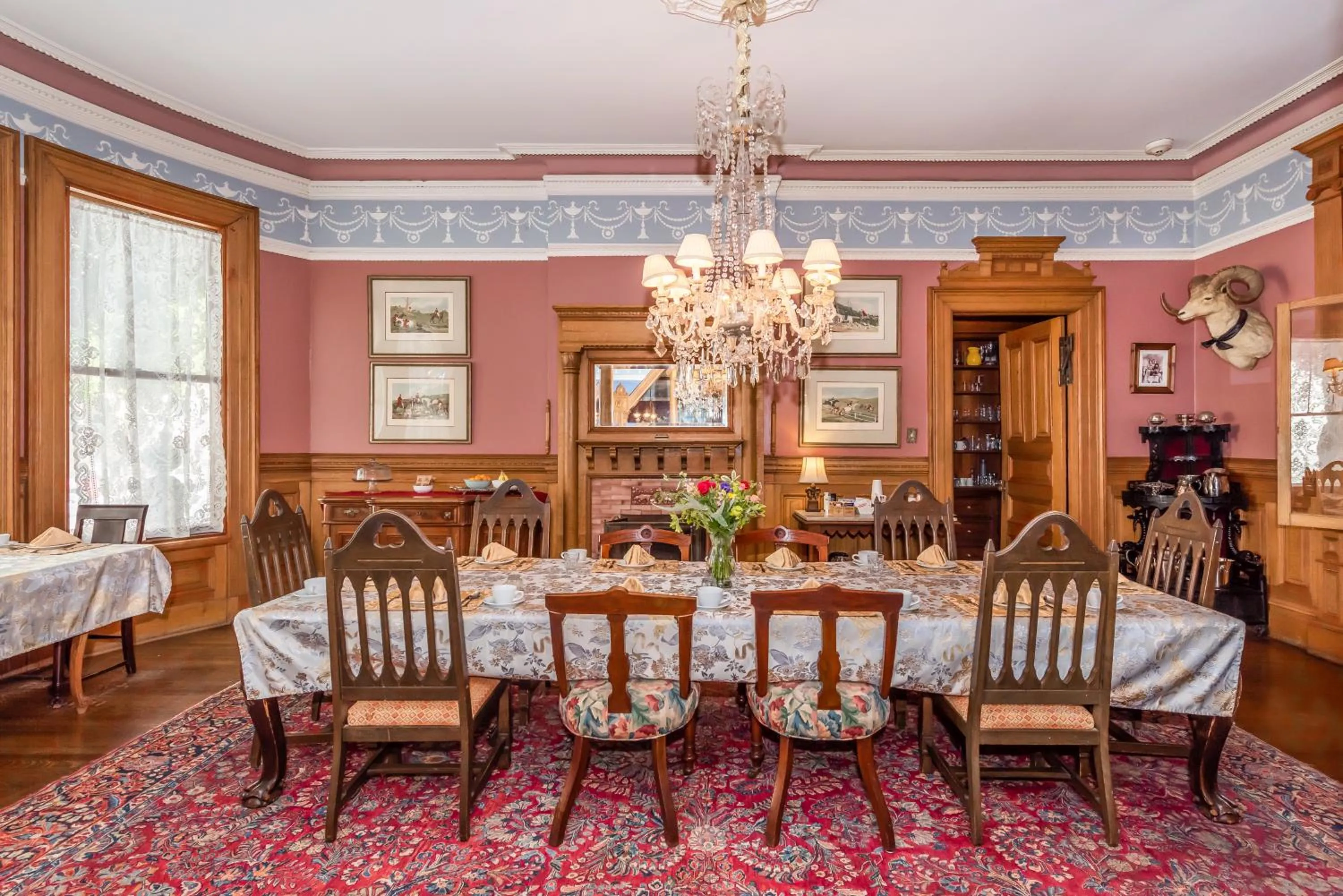 Dining area in Chateau Tivoli Bed and Breakfast
