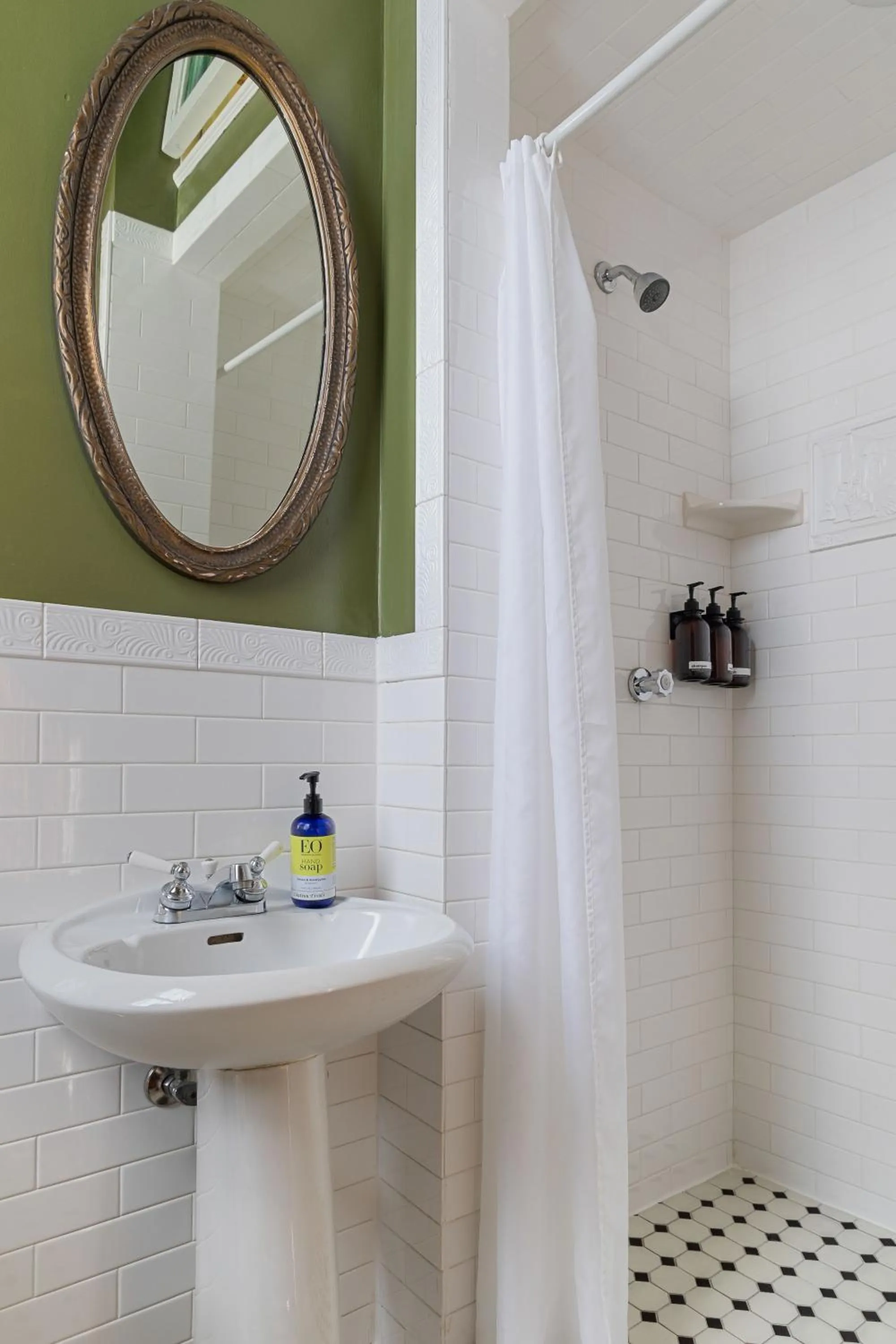 Bathroom in Chateau Tivoli Bed and Breakfast