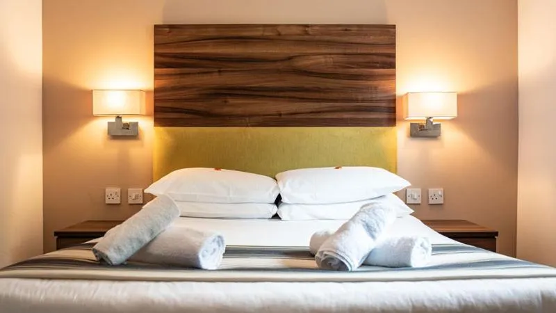 Bedroom, Bed in Livingston Lodge Hotel