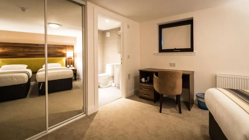 Bedroom, Bed in Livingston Lodge Hotel