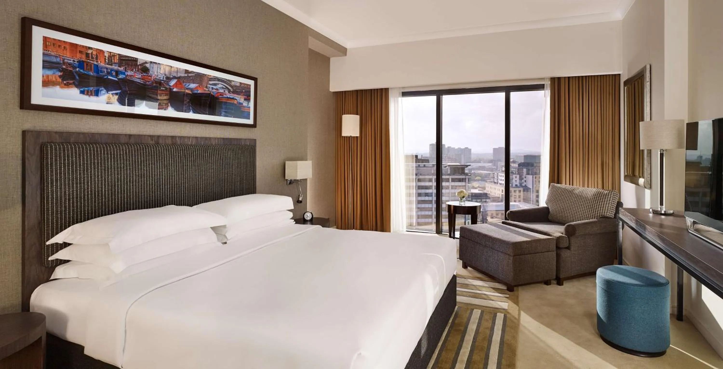 Photo of the whole room, Bed in Hyatt Regency Birmingham