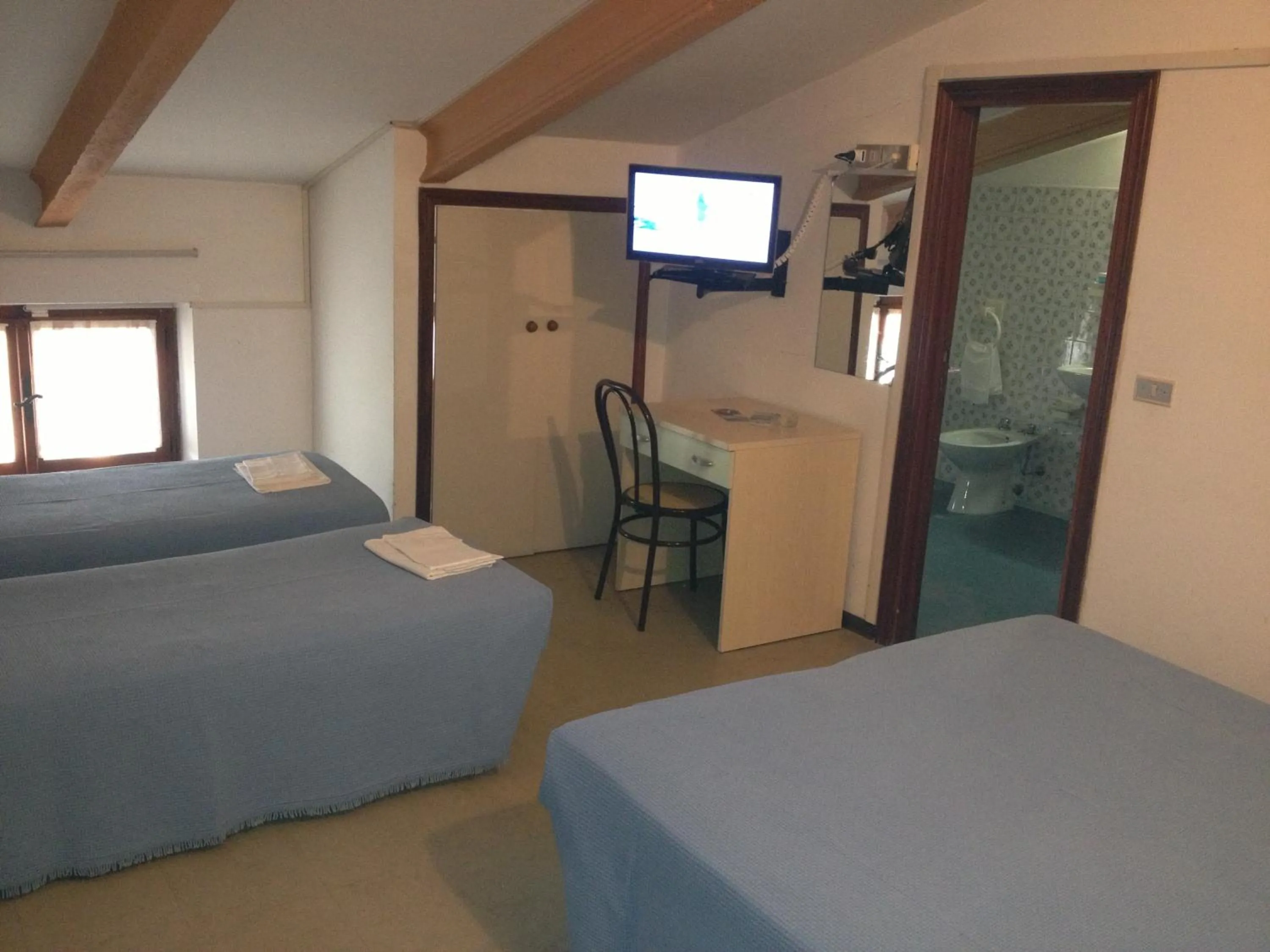 Photo of the whole room, Bed in Hotel Rivamare