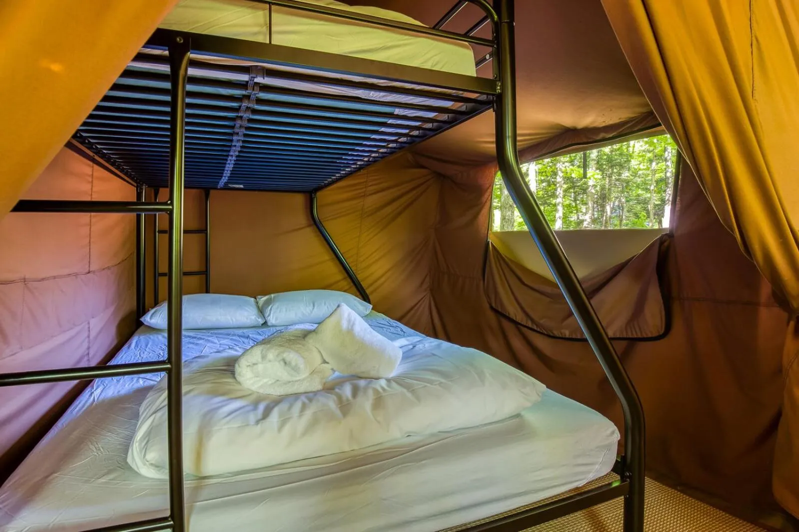 Bed in Huttopia Southern Maine