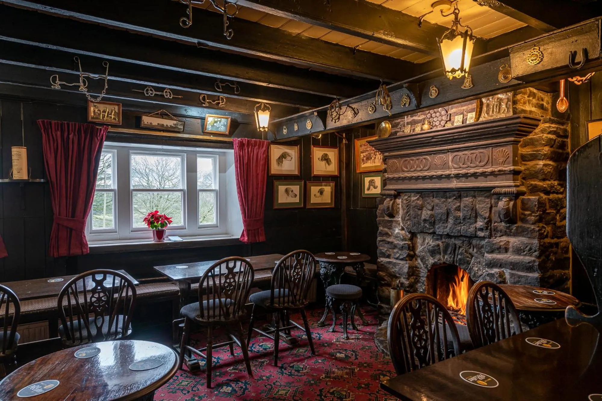 Lounge or bar in The Fox & Hounds Inn & Camping Pods