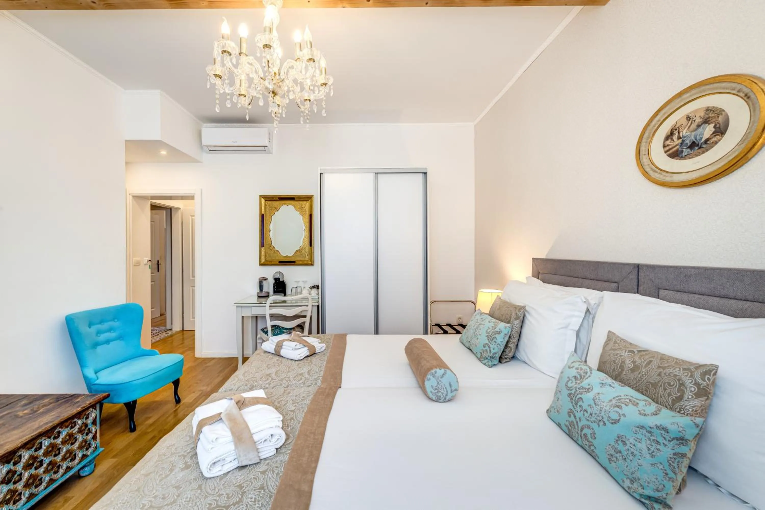 Bed in Le Monde - Vintage Accommodation