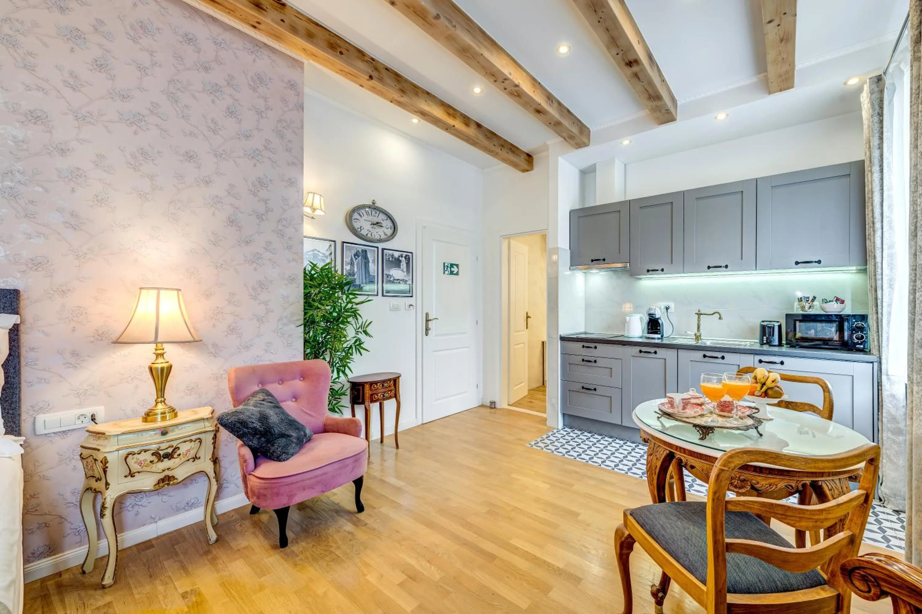 Kitchen or kitchenette in Le Monde - Vintage Accommodation