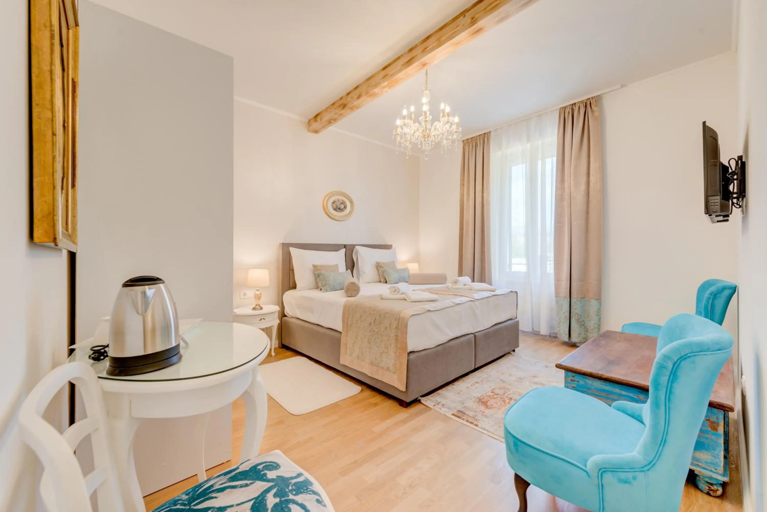 Living room, Bed in Le Monde - Vintage Accommodation