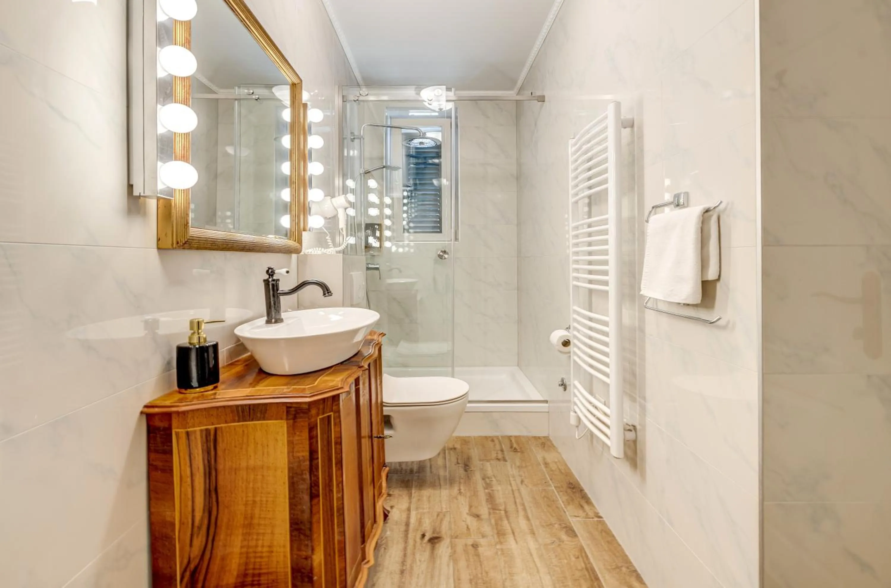 Shower in Le Monde - Vintage Accommodation