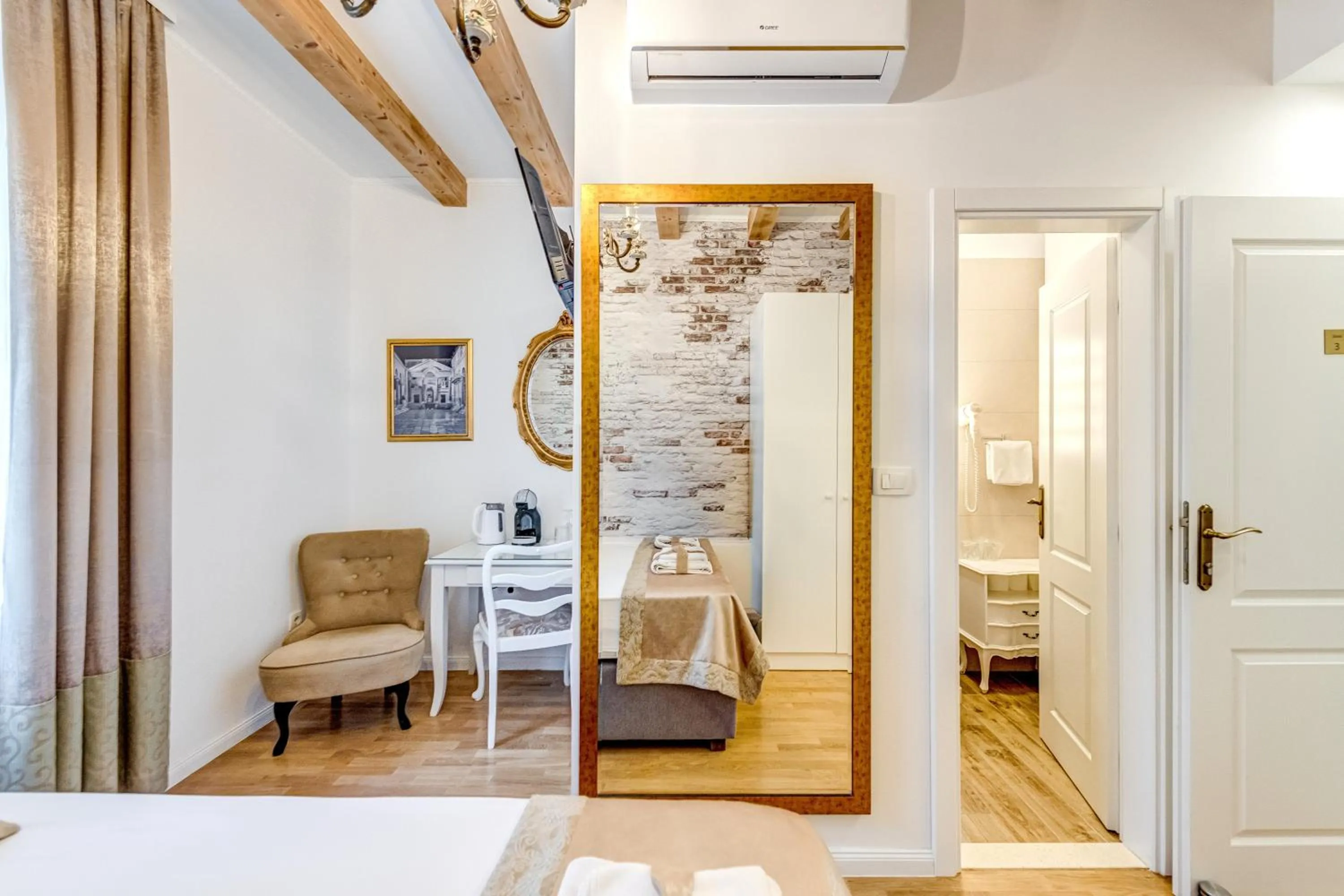 Toilet, Bed in Le Monde - Vintage Accommodation