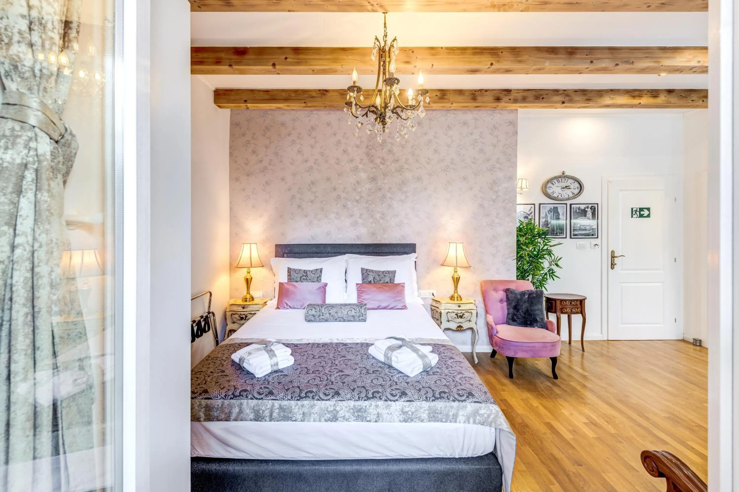 Bed in Le Monde - Vintage Accommodation