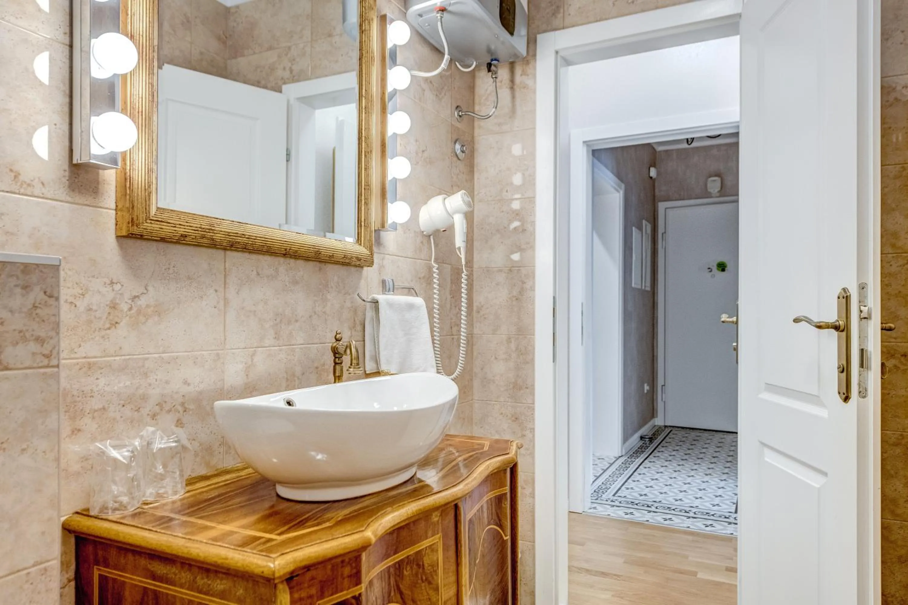 Bathroom in Le Monde - Vintage Accommodation