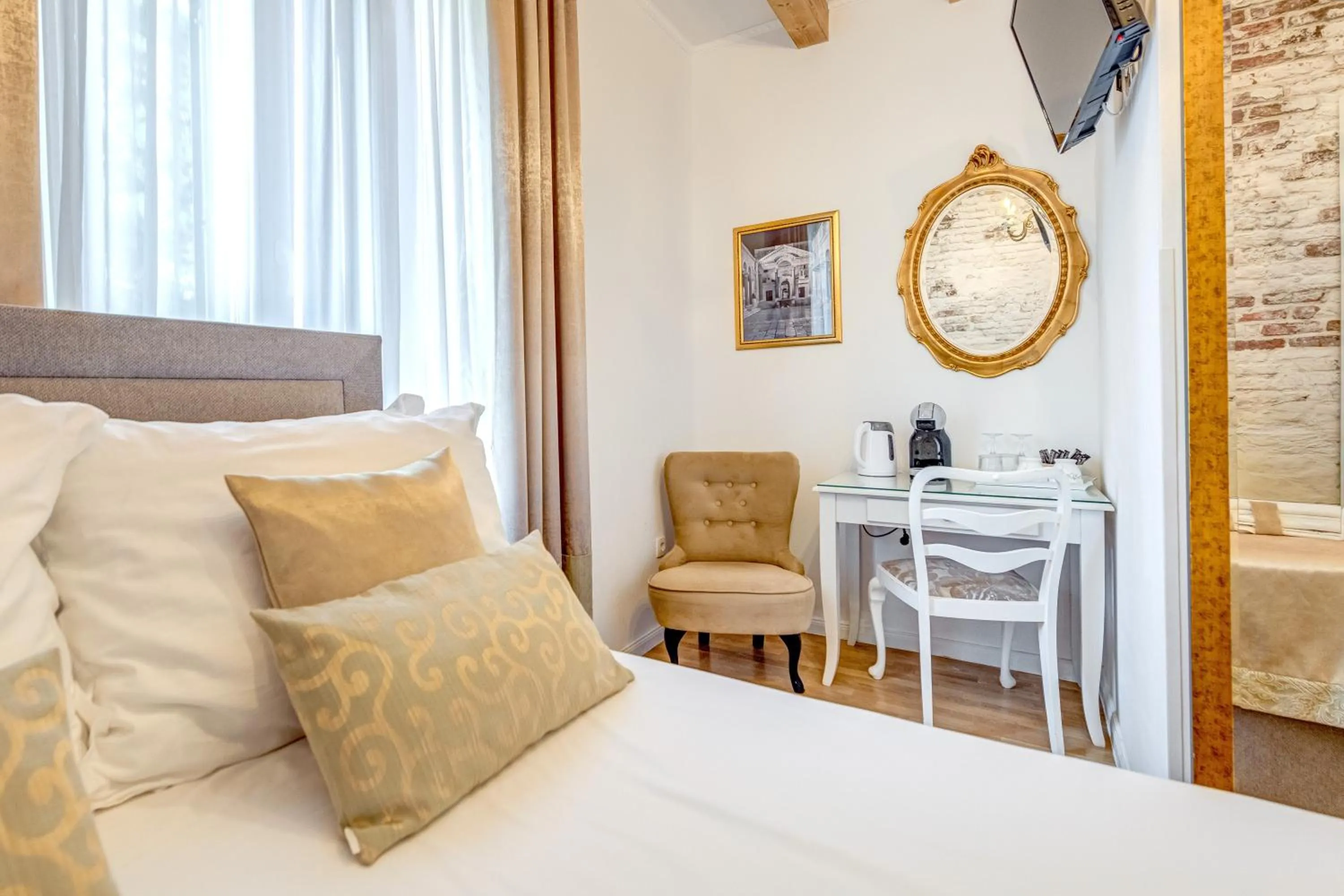 Bed in Le Monde - Vintage Accommodation