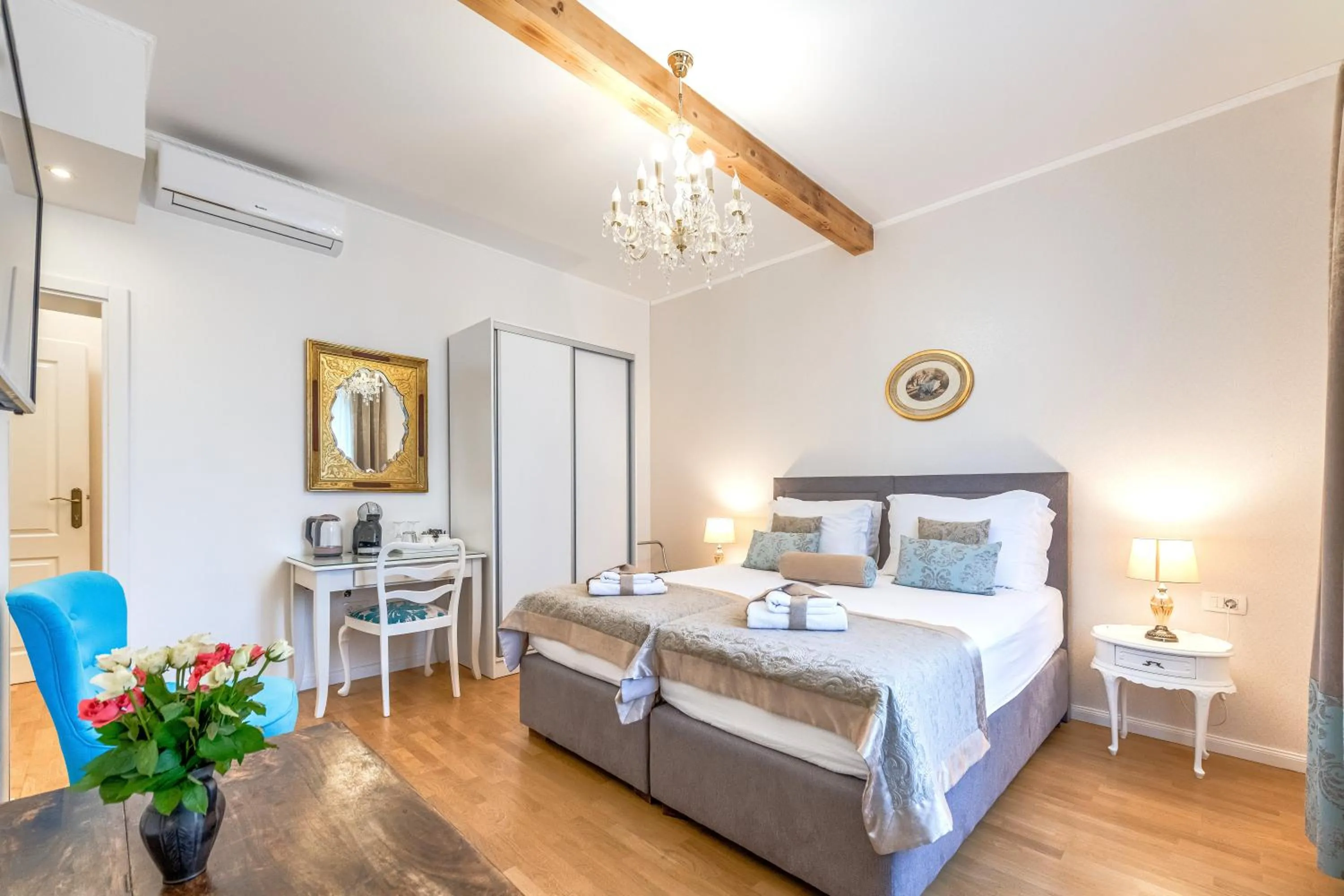 Bed in Le Monde - Vintage Accommodation