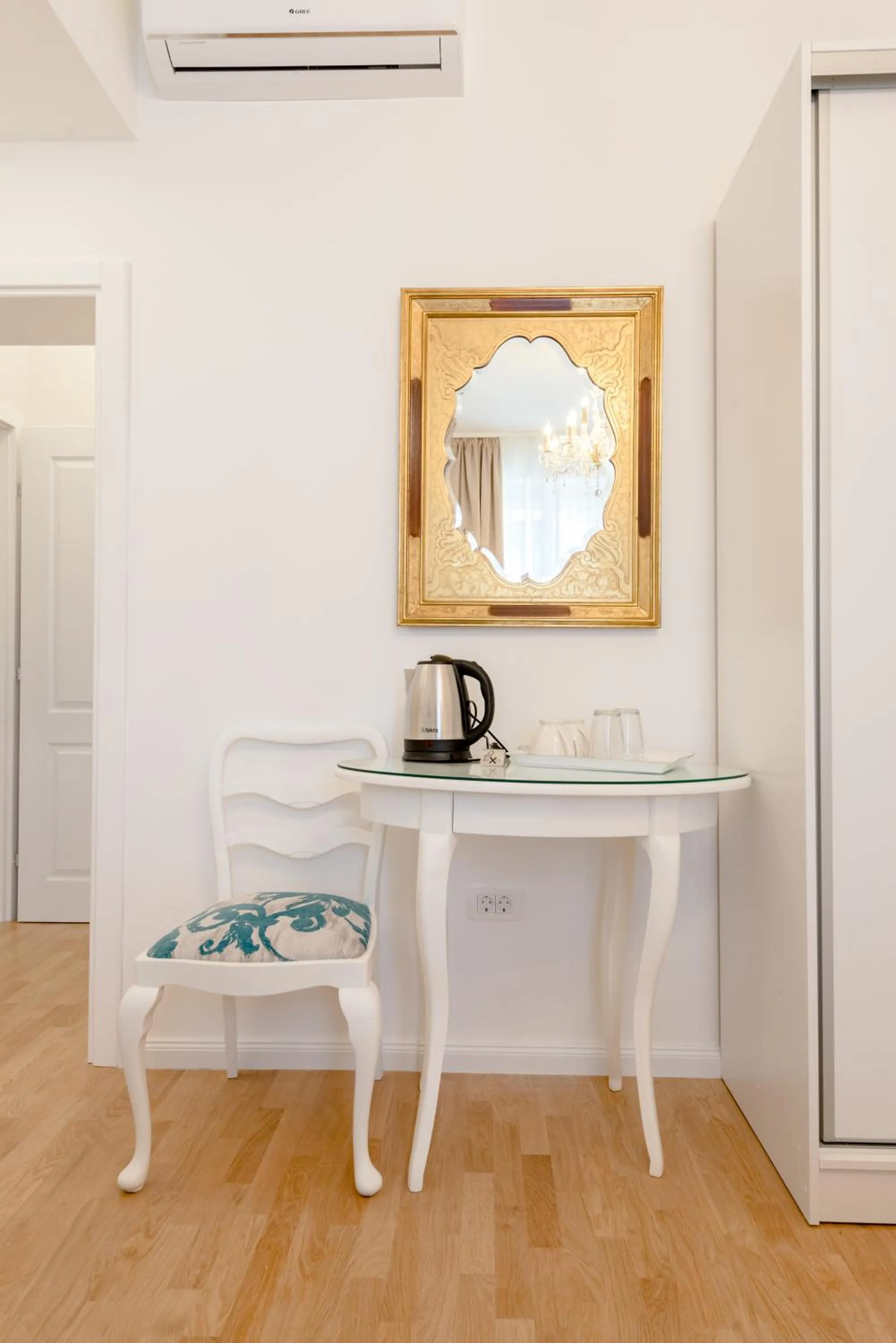 Seating area in Le Monde - Vintage Accommodation