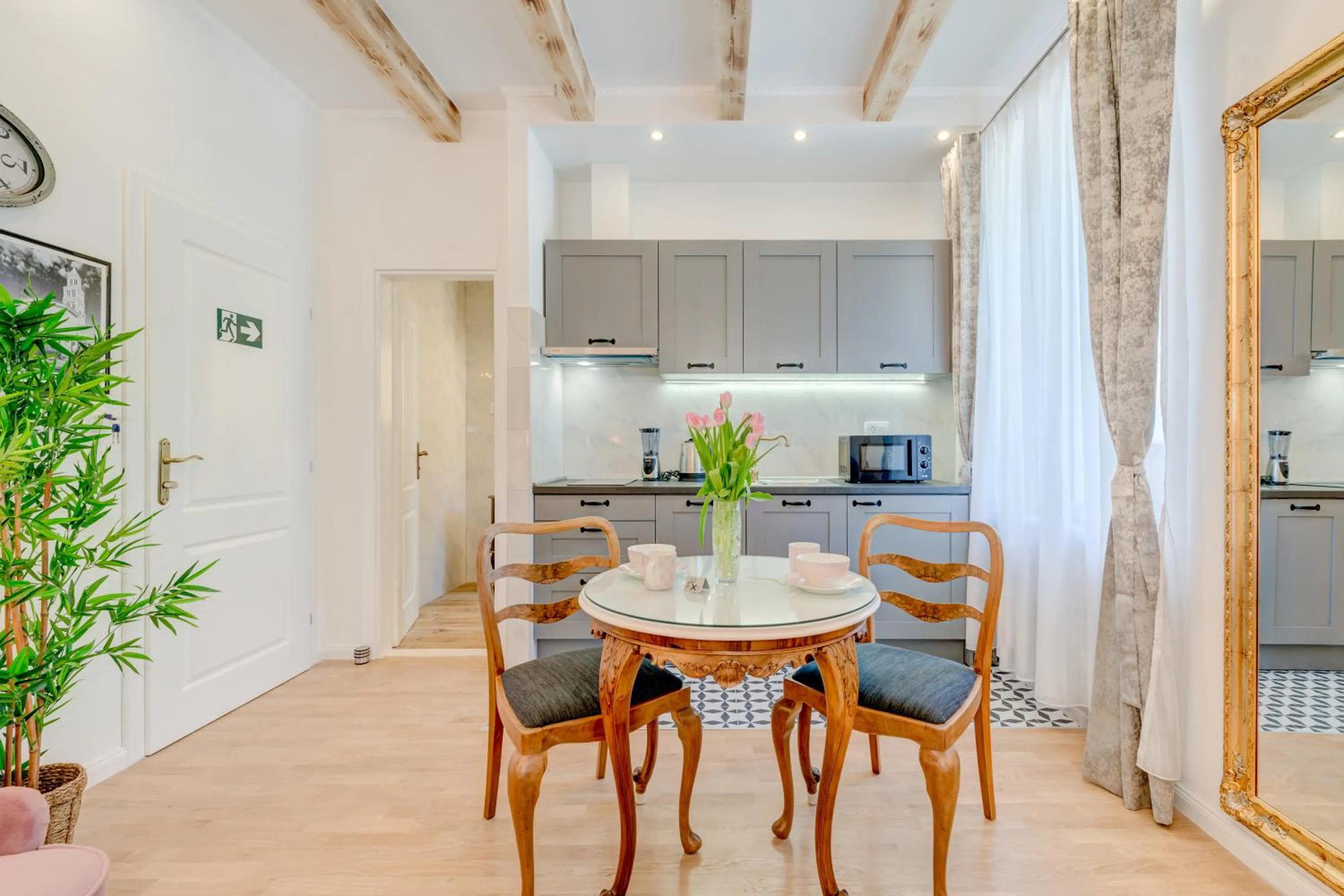 Dining area in Le Monde - Vintage Accommodation