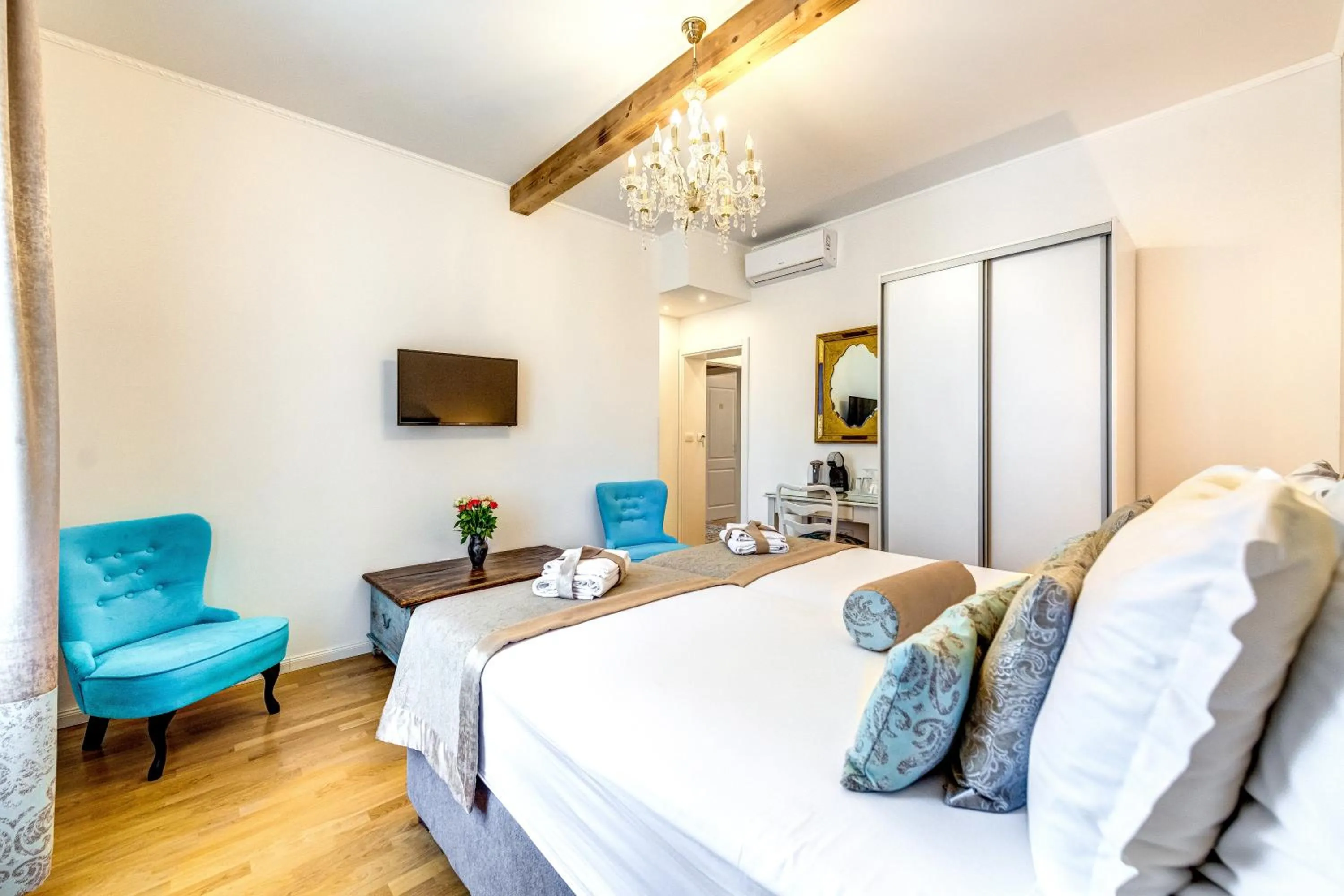 Bed in Le Monde - Vintage Accommodation