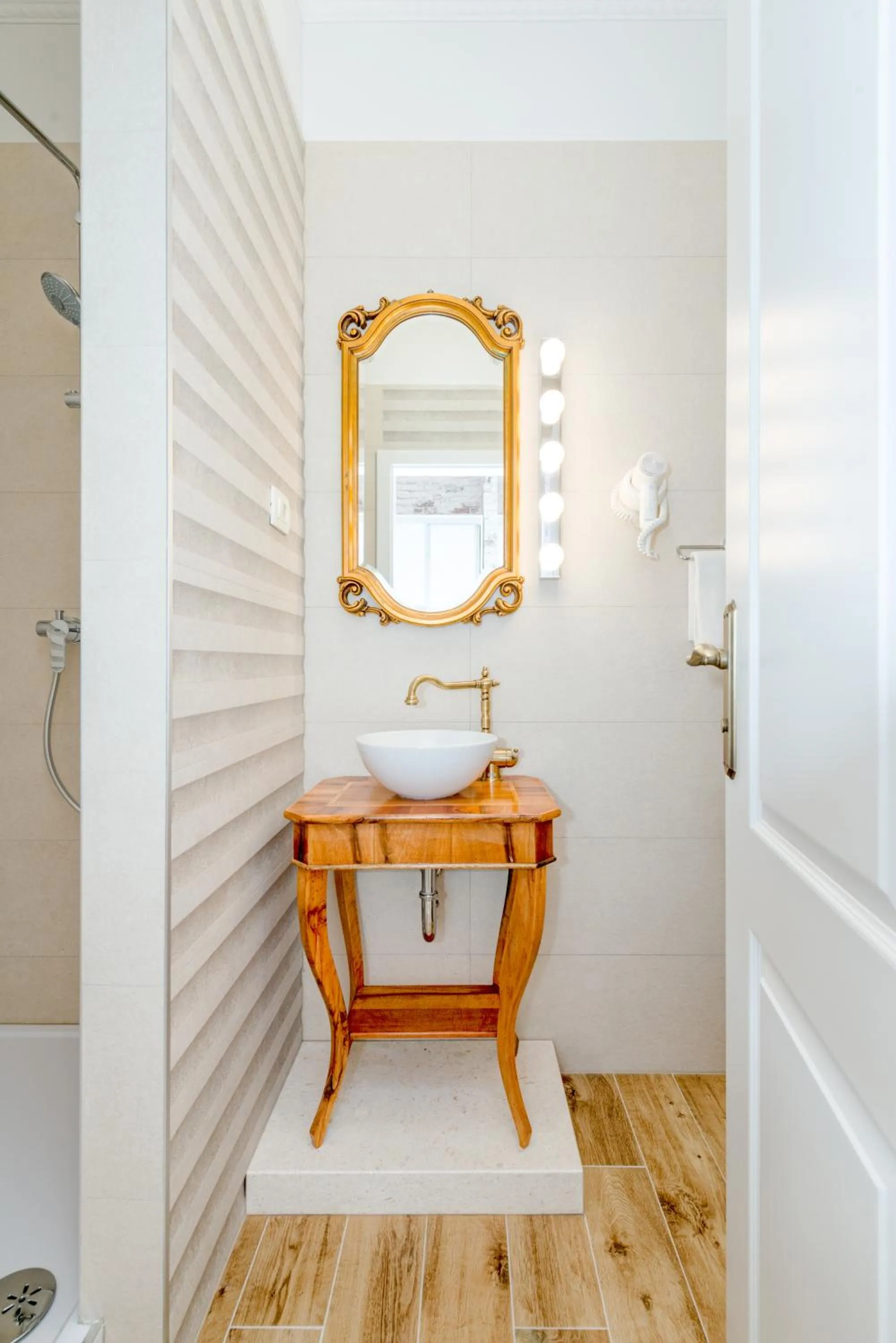 Bathroom in Le Monde - Vintage Accommodation