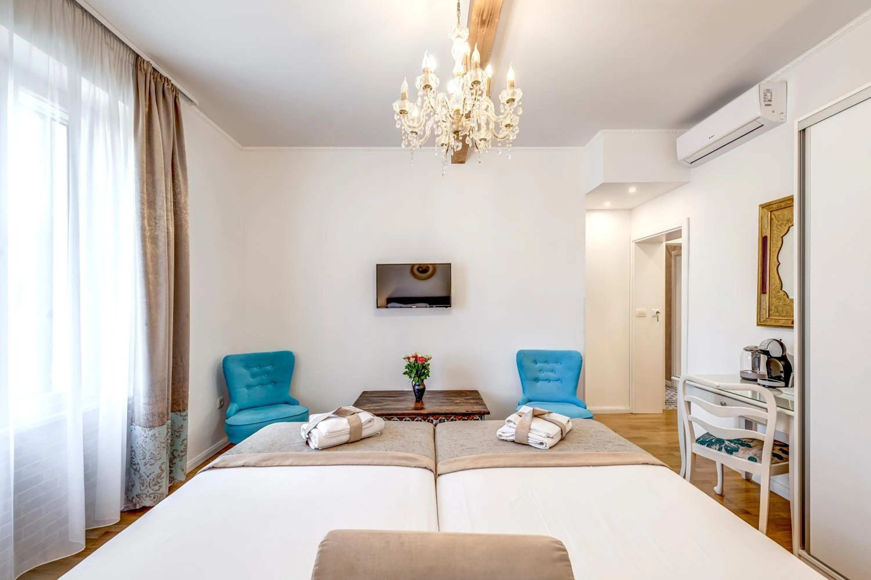 Bed in Le Monde - Vintage Accommodation