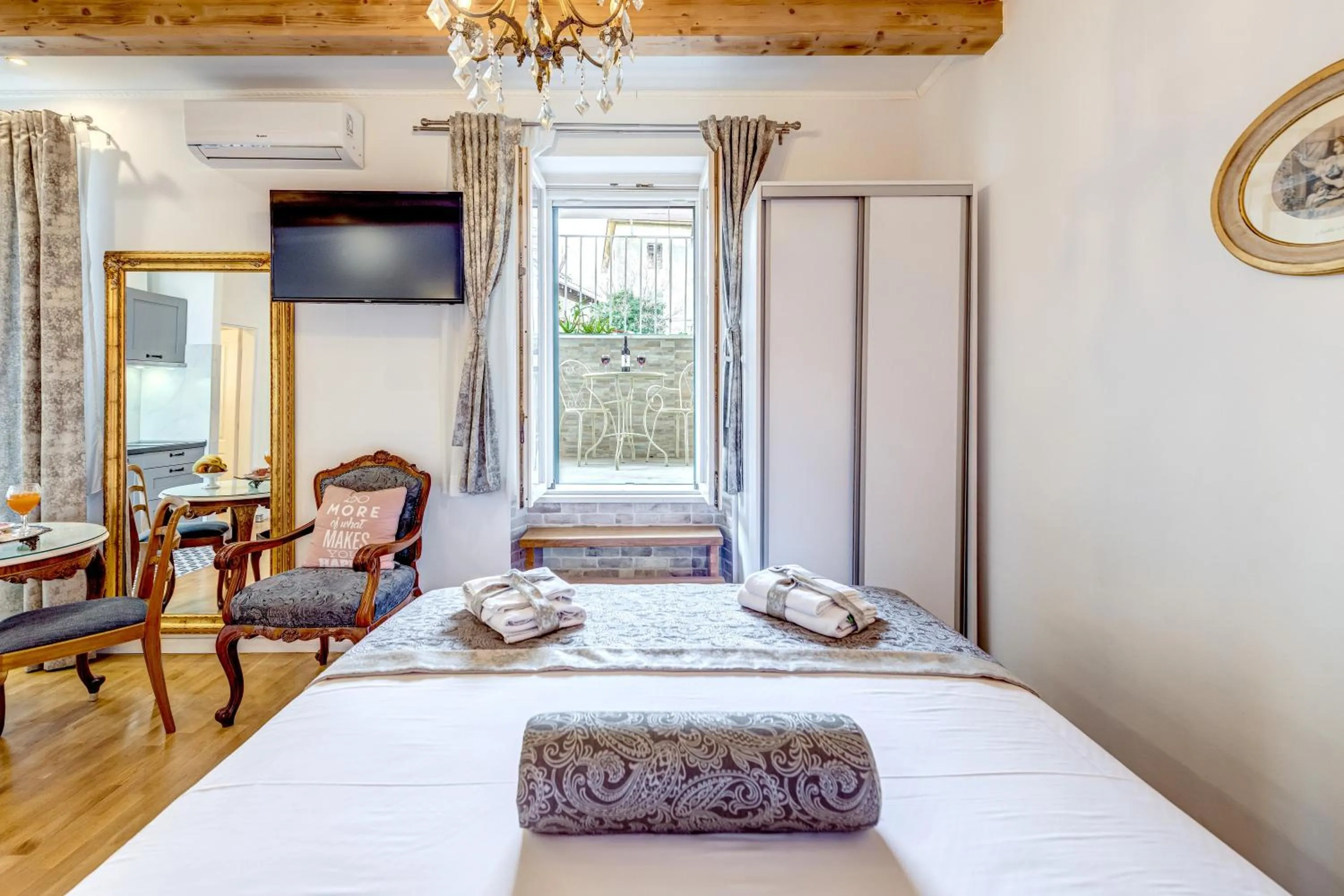 Bed in Le Monde - Vintage Accommodation