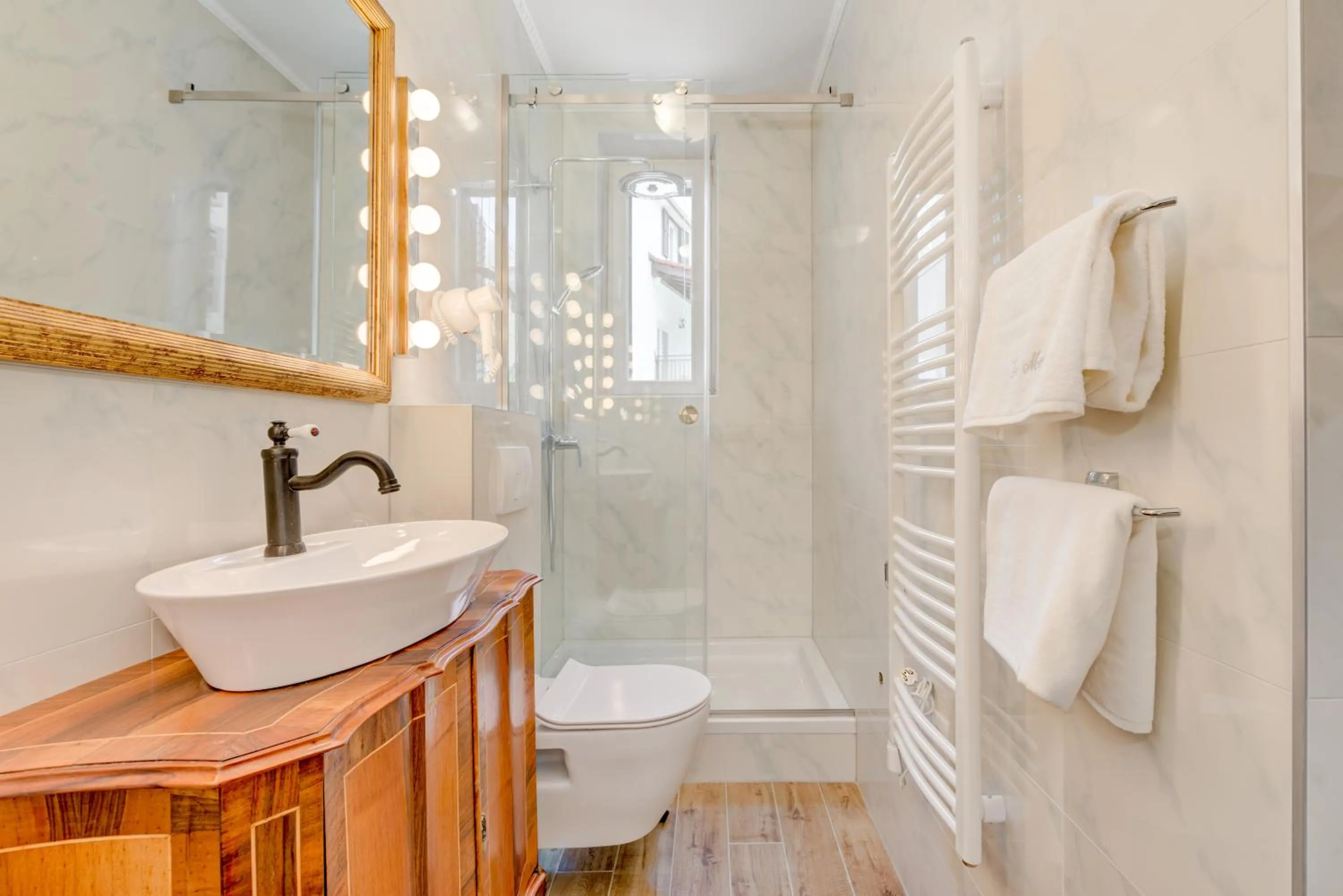 Shower in Le Monde - Vintage Accommodation