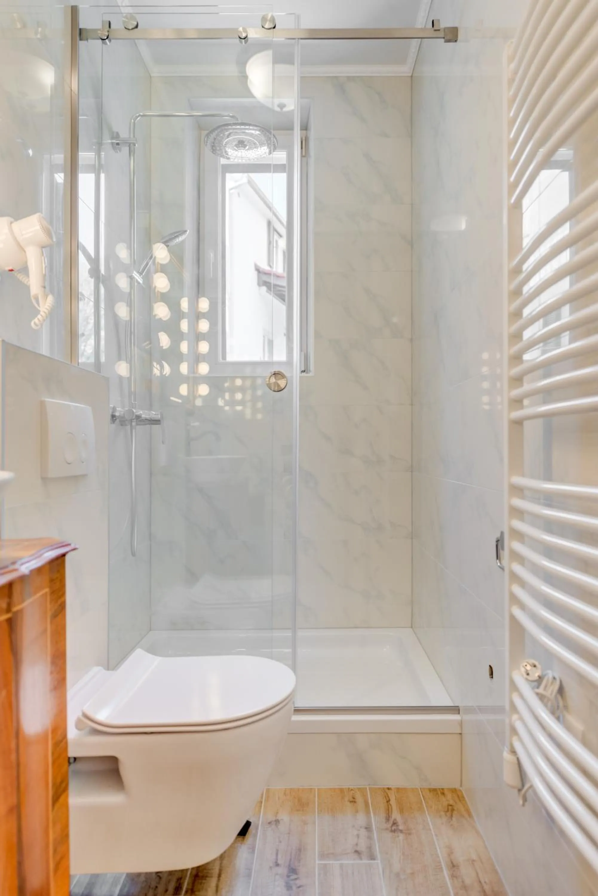 Shower in Le Monde - Vintage Accommodation