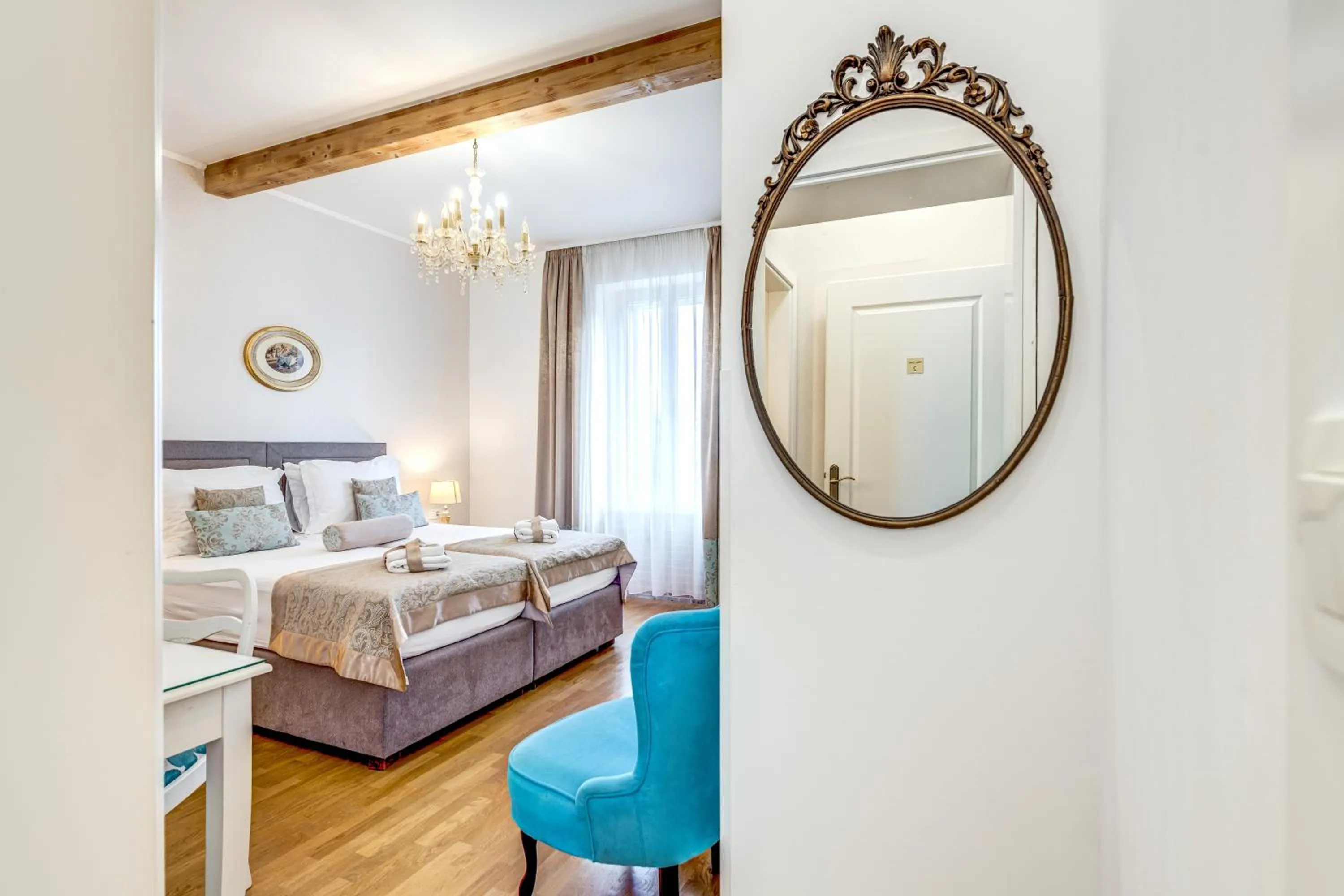 Bed in Le Monde - Vintage Accommodation