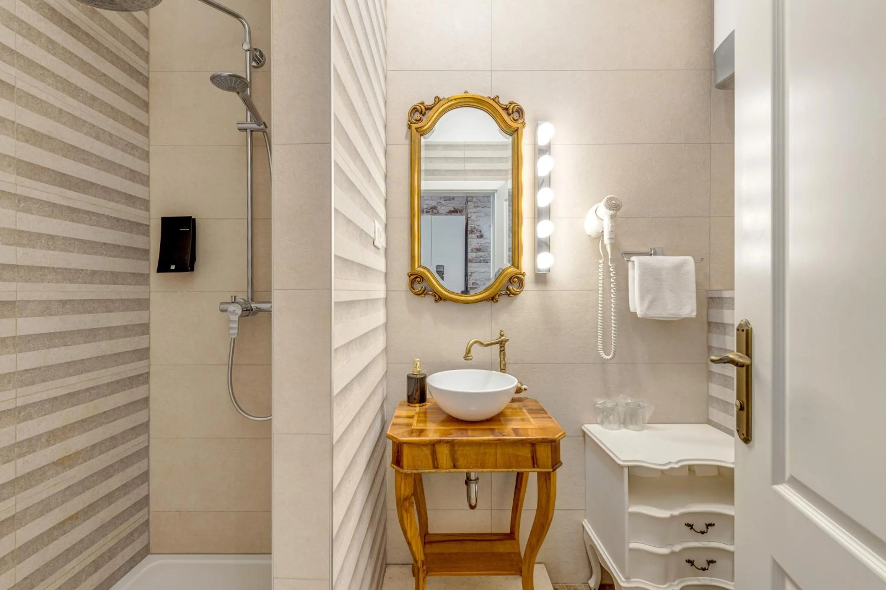 Shower in Le Monde - Vintage Accommodation