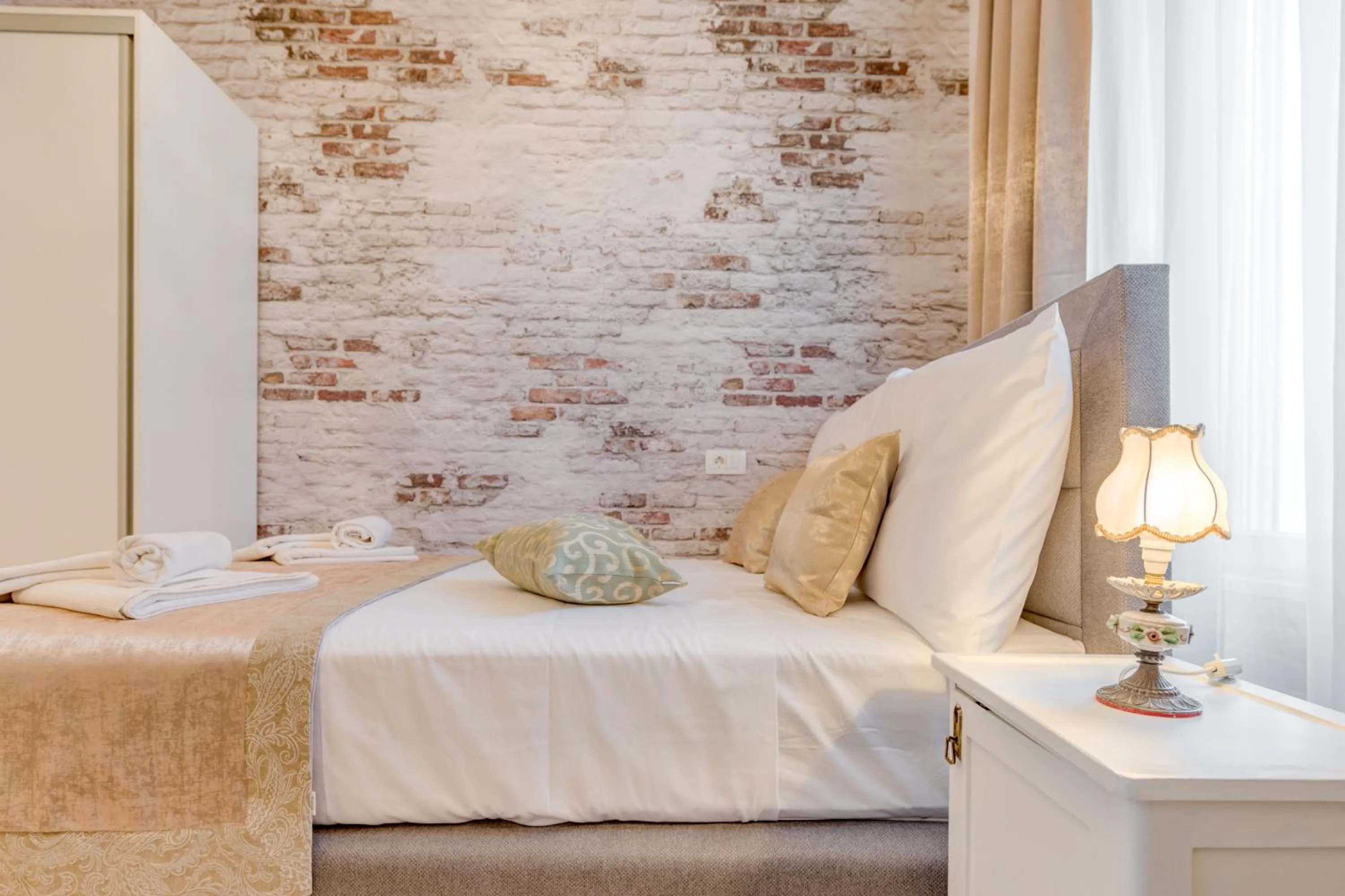 Bed in Le Monde - Vintage Accommodation