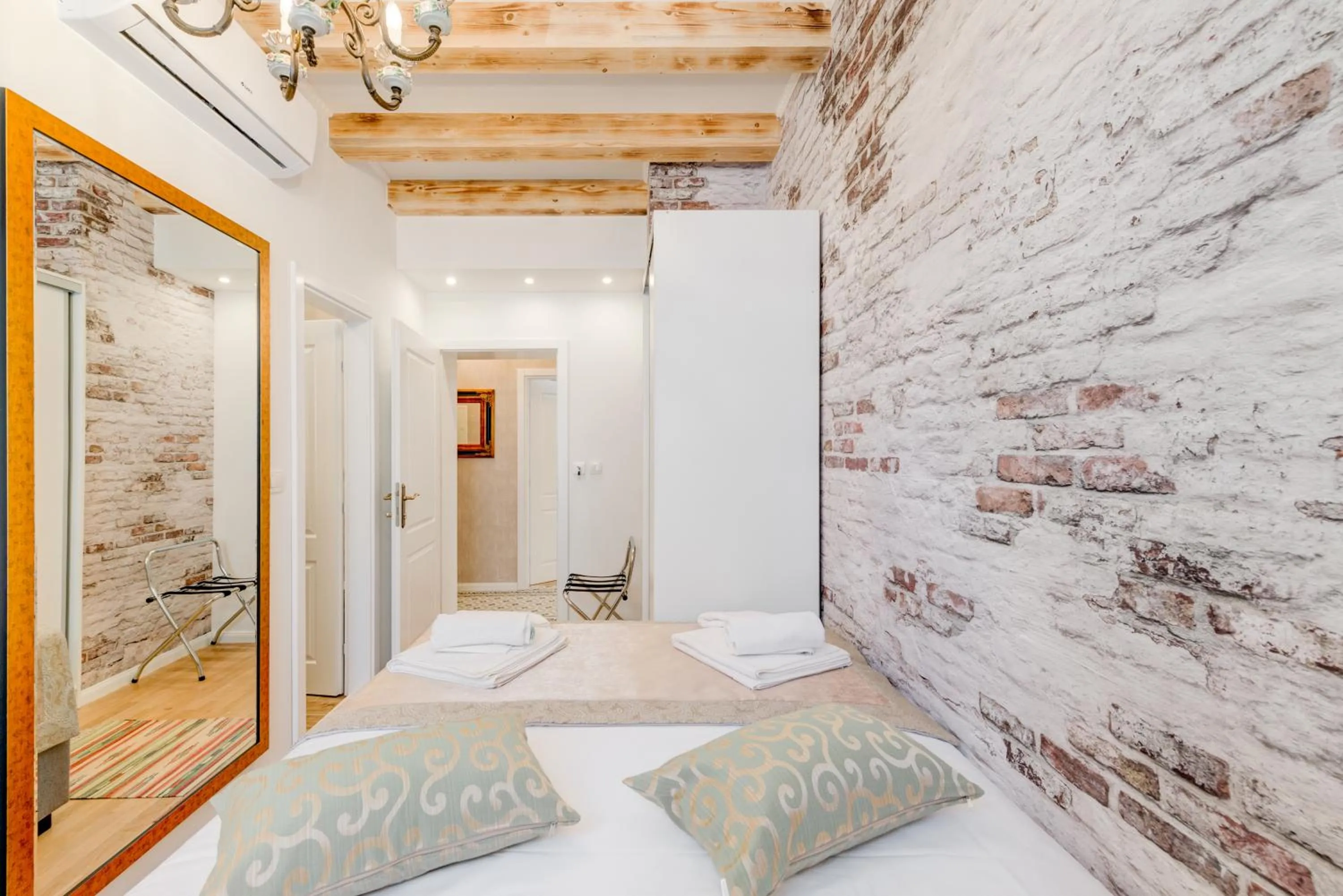 Bed in Le Monde - Vintage Accommodation