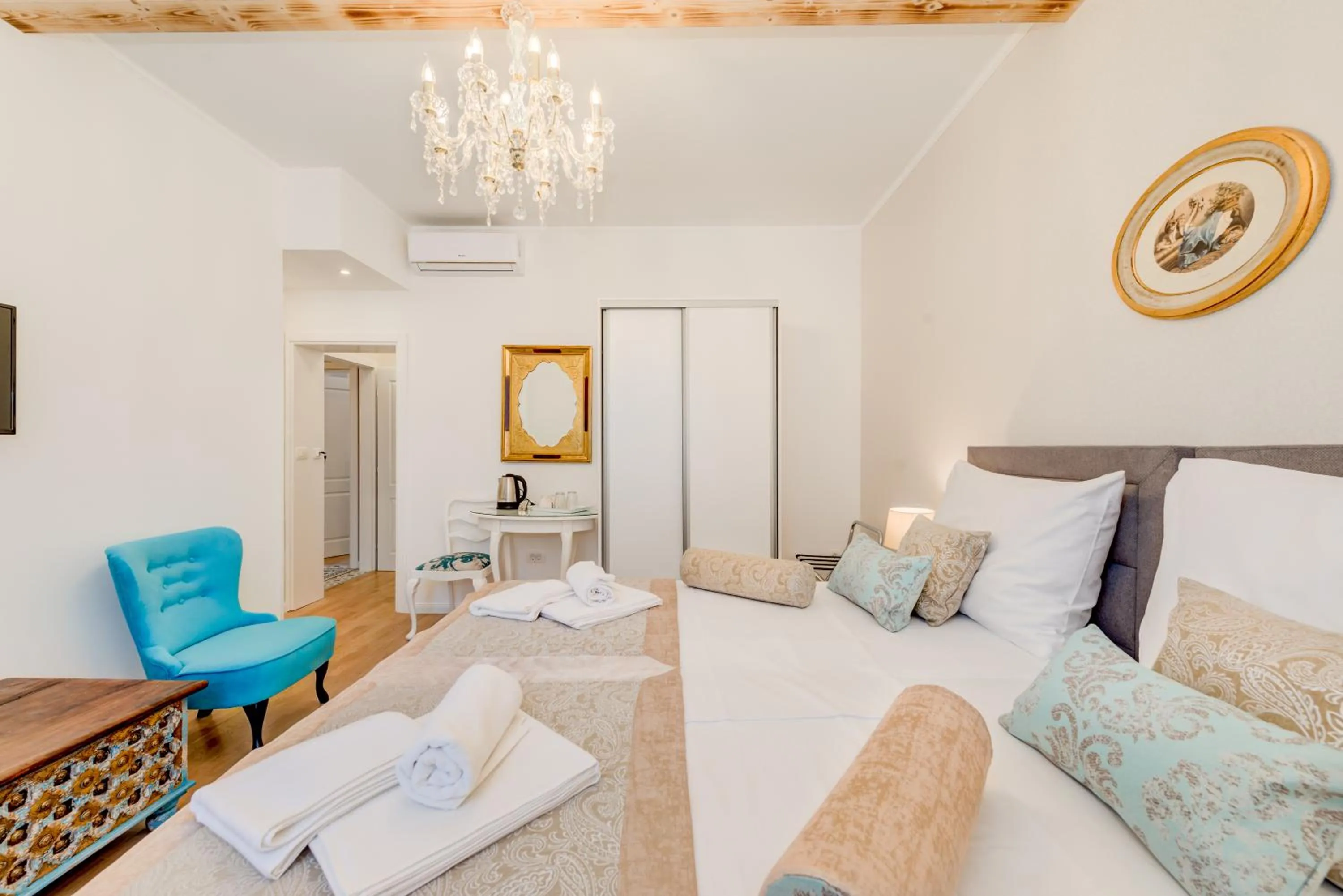 Bed in Le Monde - Vintage Accommodation