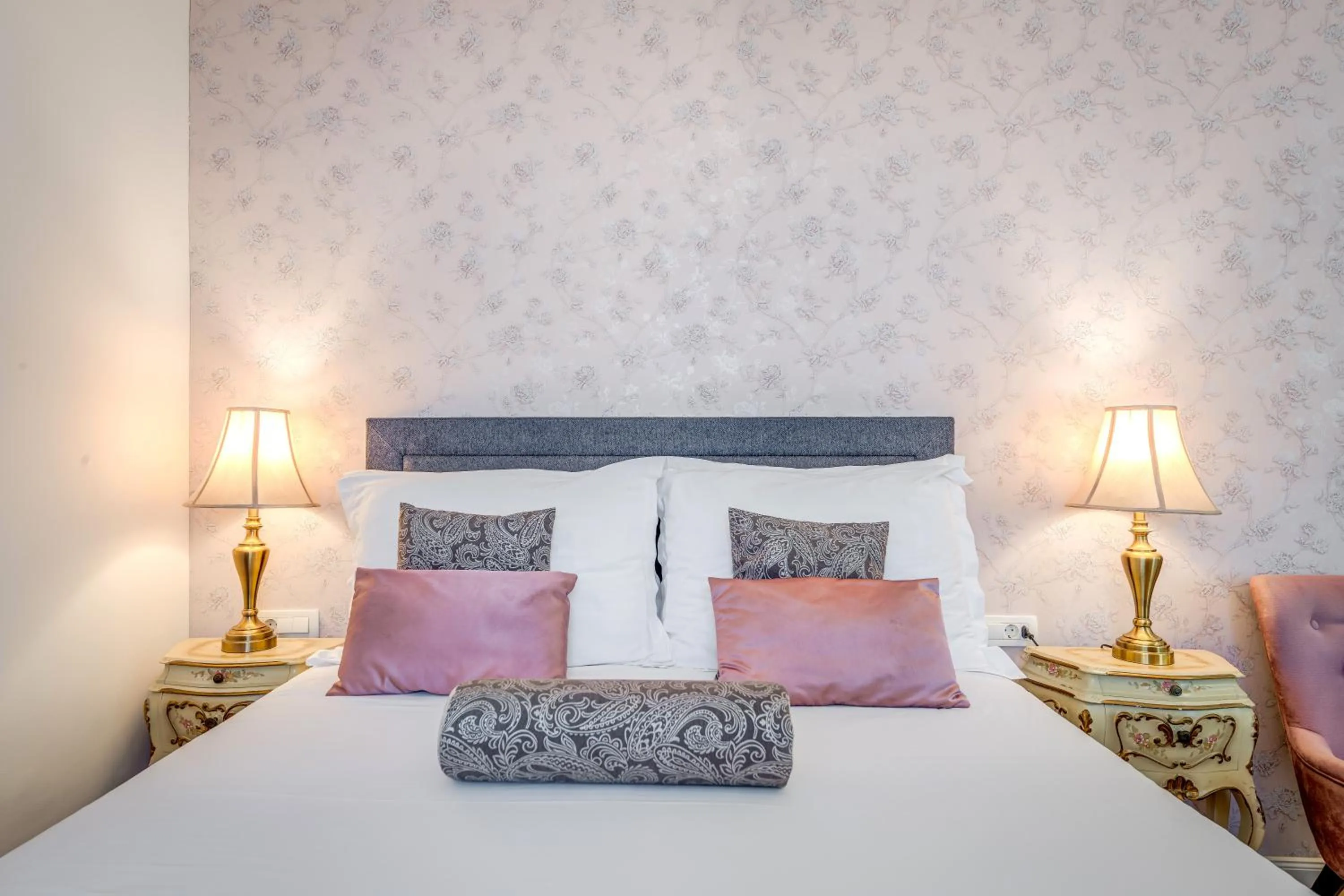 Bed in Le Monde - Vintage Accommodation