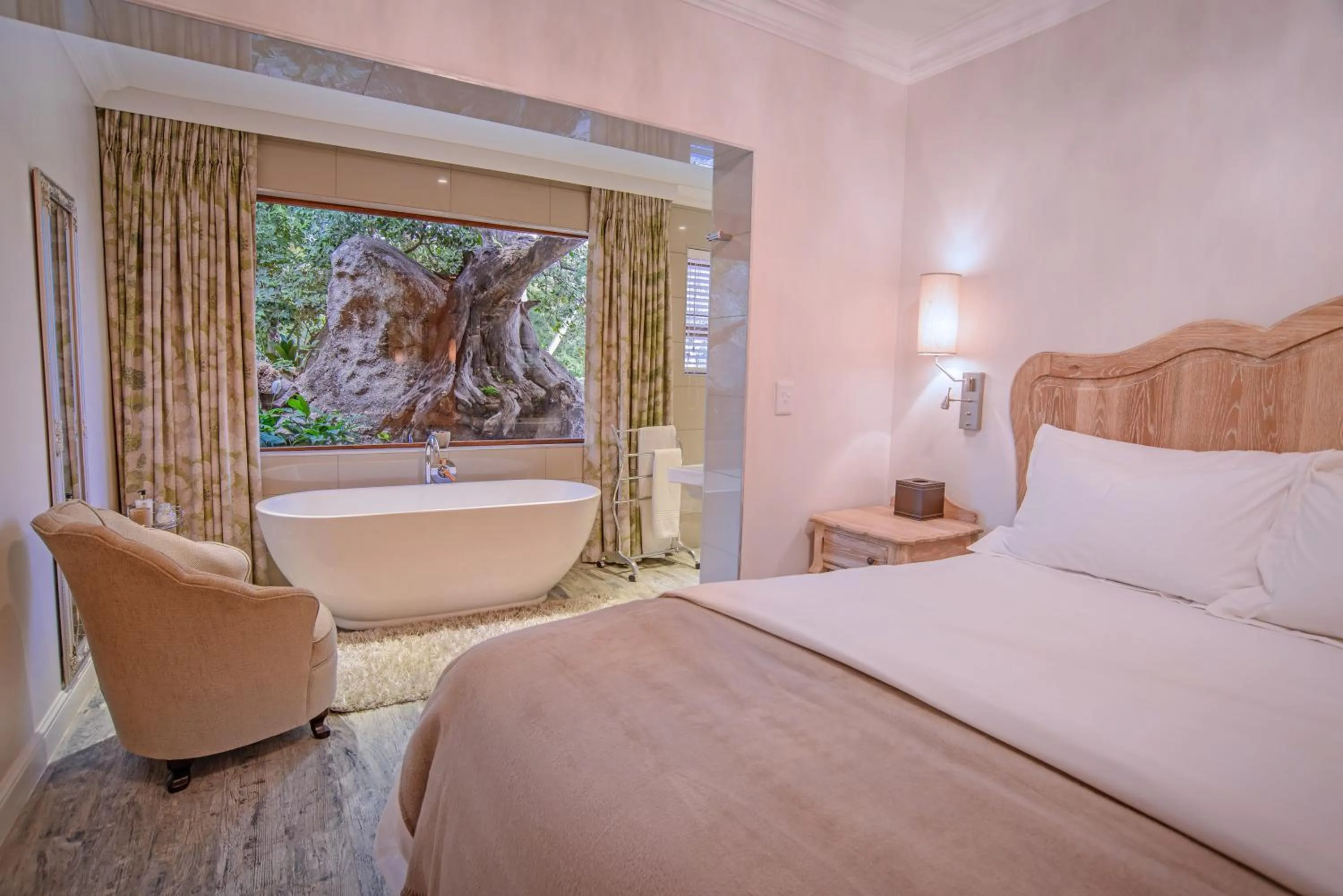 Bed in Leaves Lodge and Spa