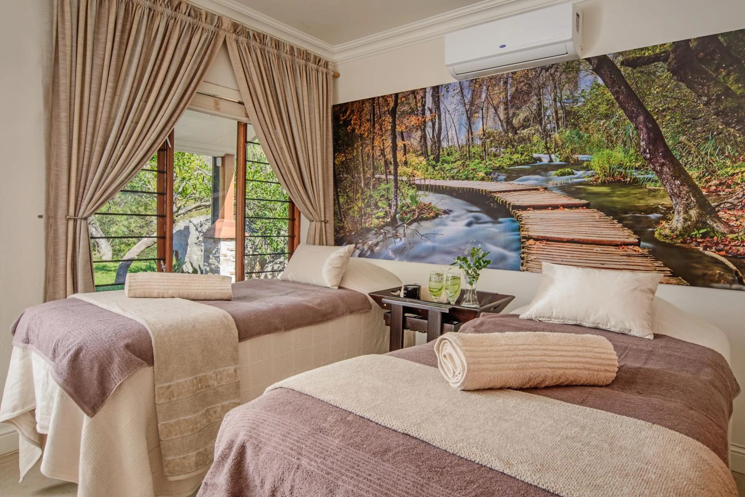 Massage, Bed in Leaves Lodge and Spa