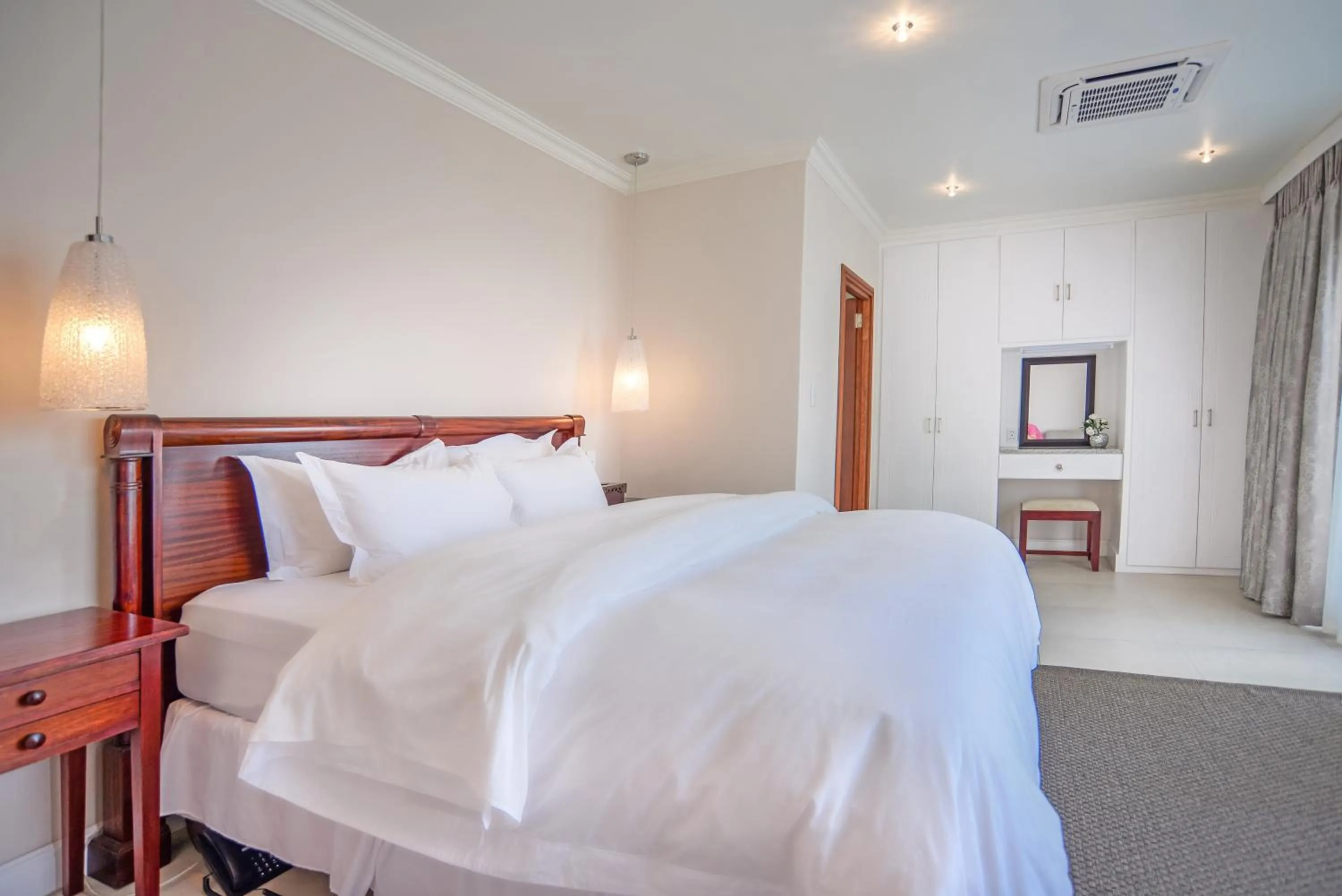 Bed in Leaves Lodge and Spa