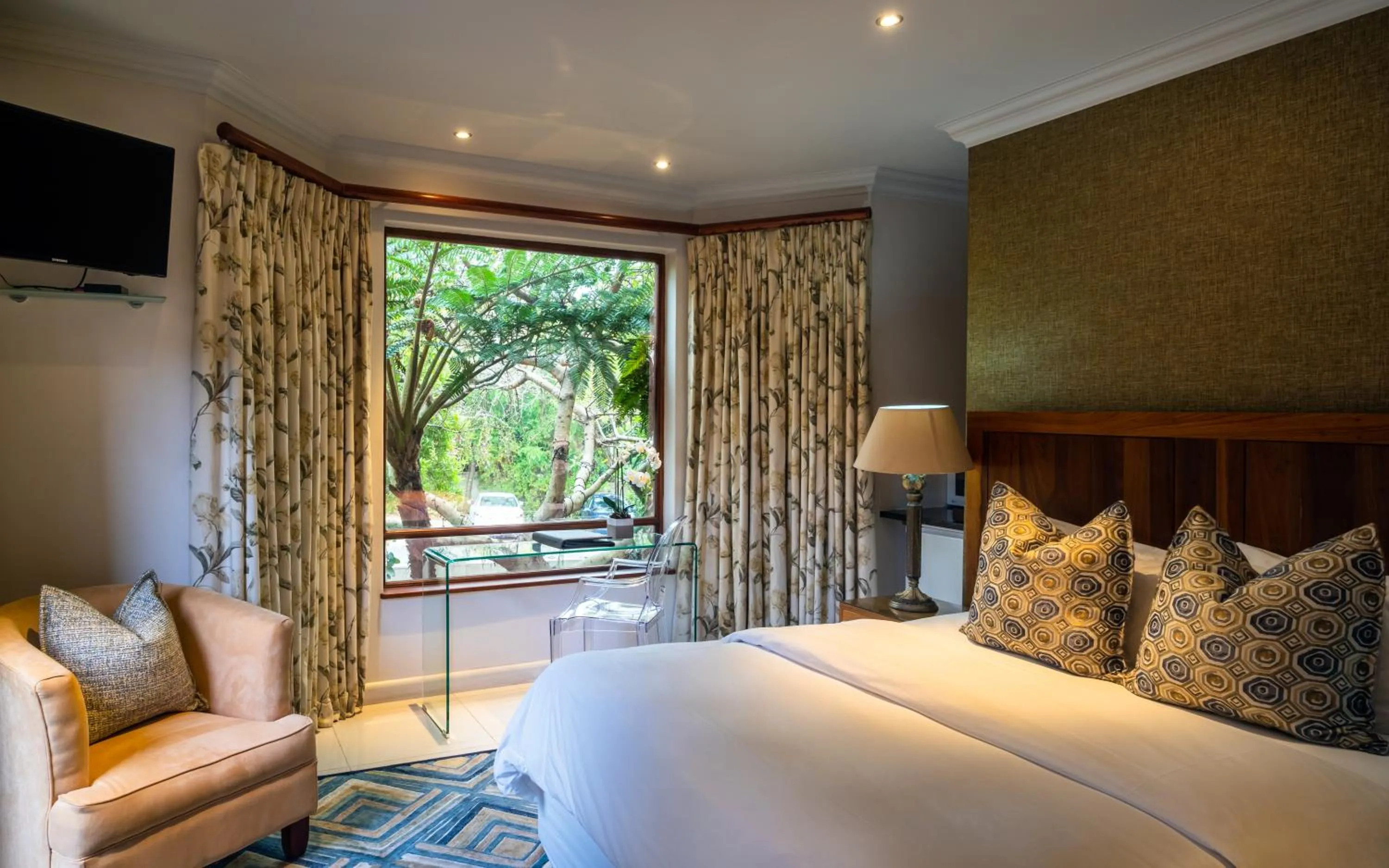 Bed in Leaves Lodge and Spa