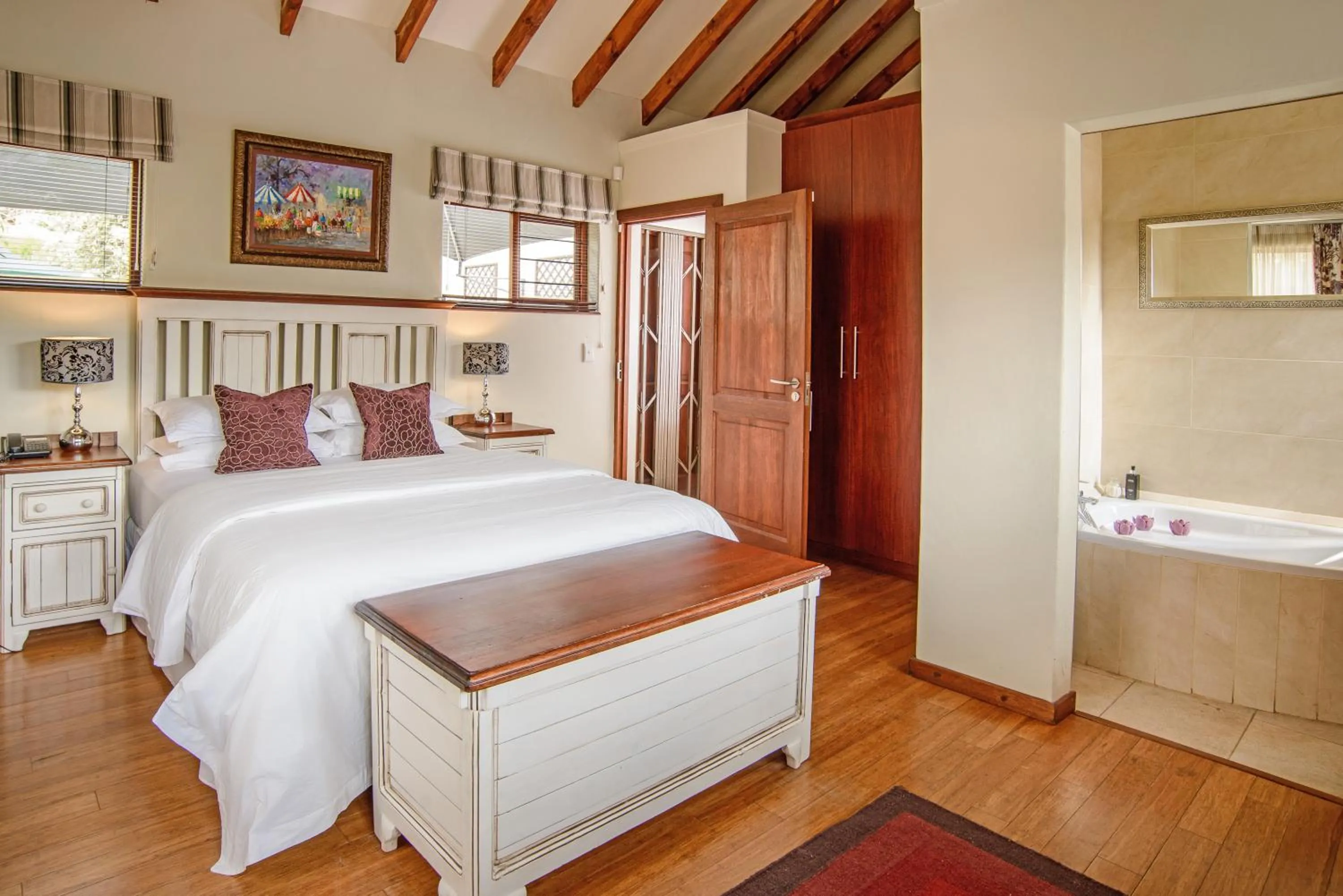 Bed in Leaves Lodge and Spa