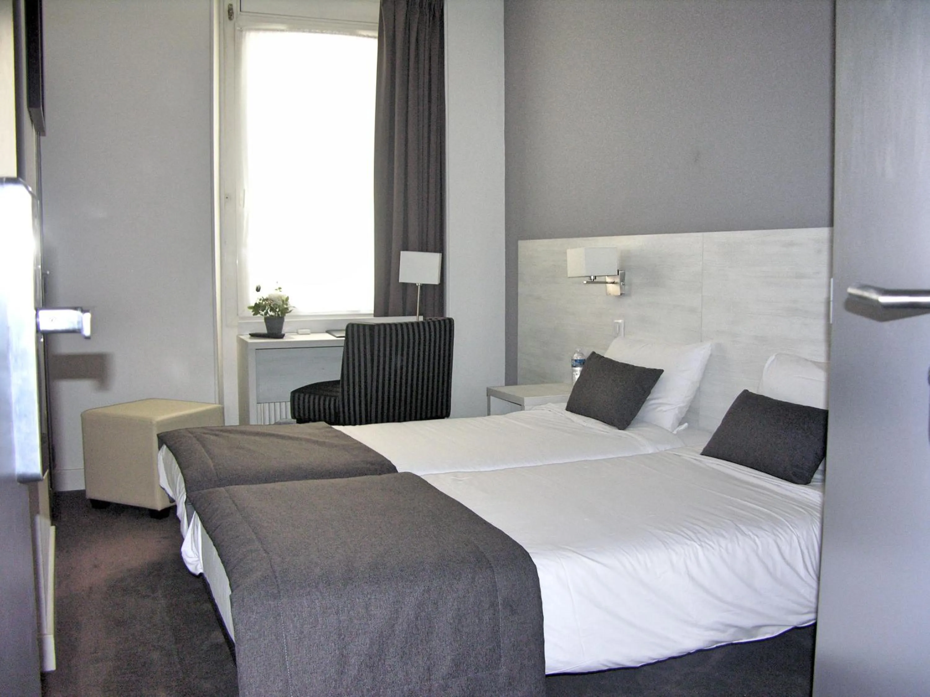 Photo of the whole room, Bed in Hotel Cannes Croisette