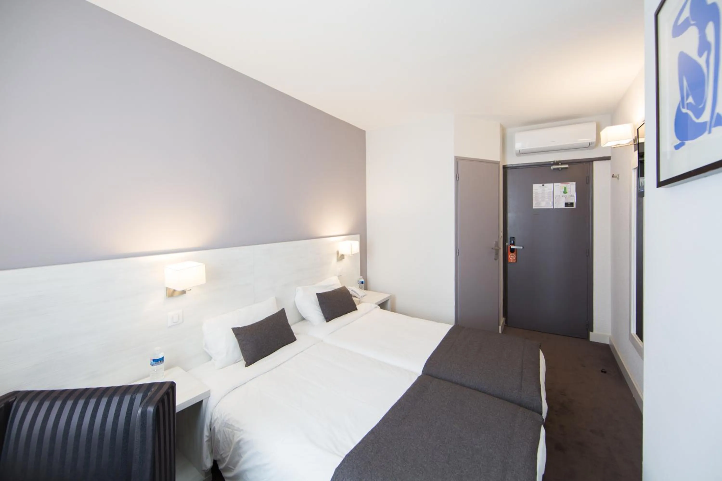 Property building, Bed in Hotel Cannes Croisette