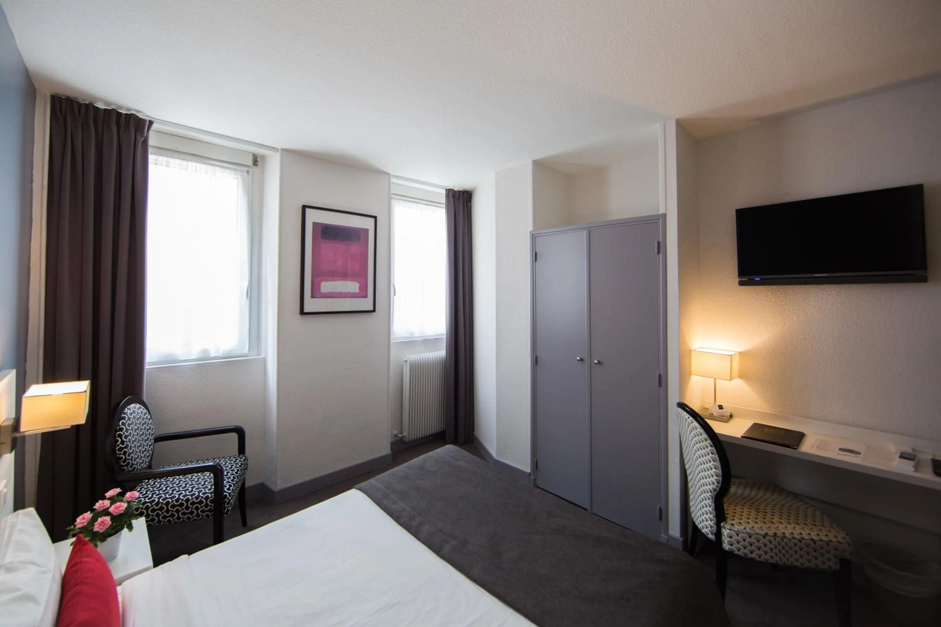 Photo of the whole room, Bed in Hotel Cannes Croisette