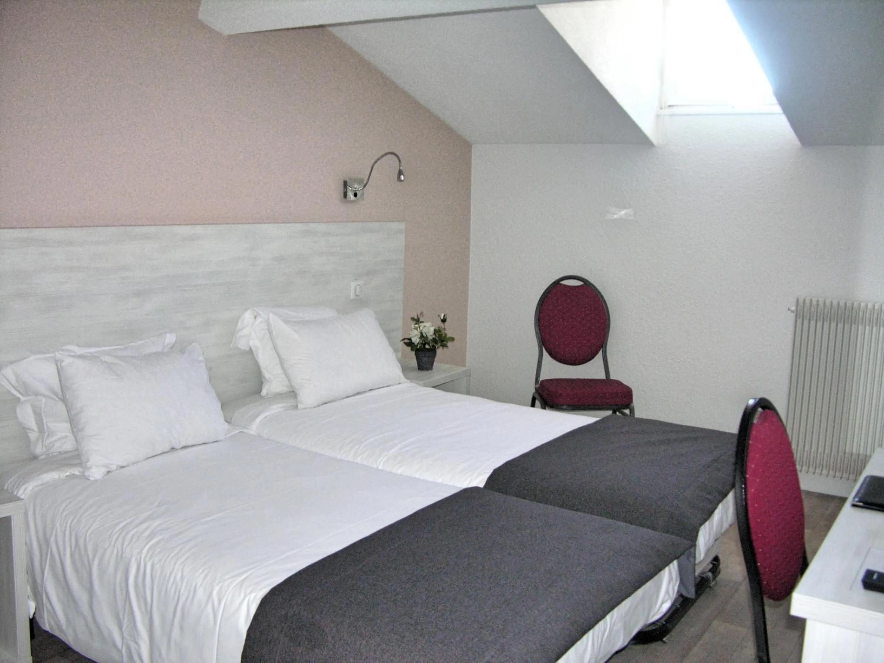 Photo of the whole room, Bed in Hotel Cannes Croisette