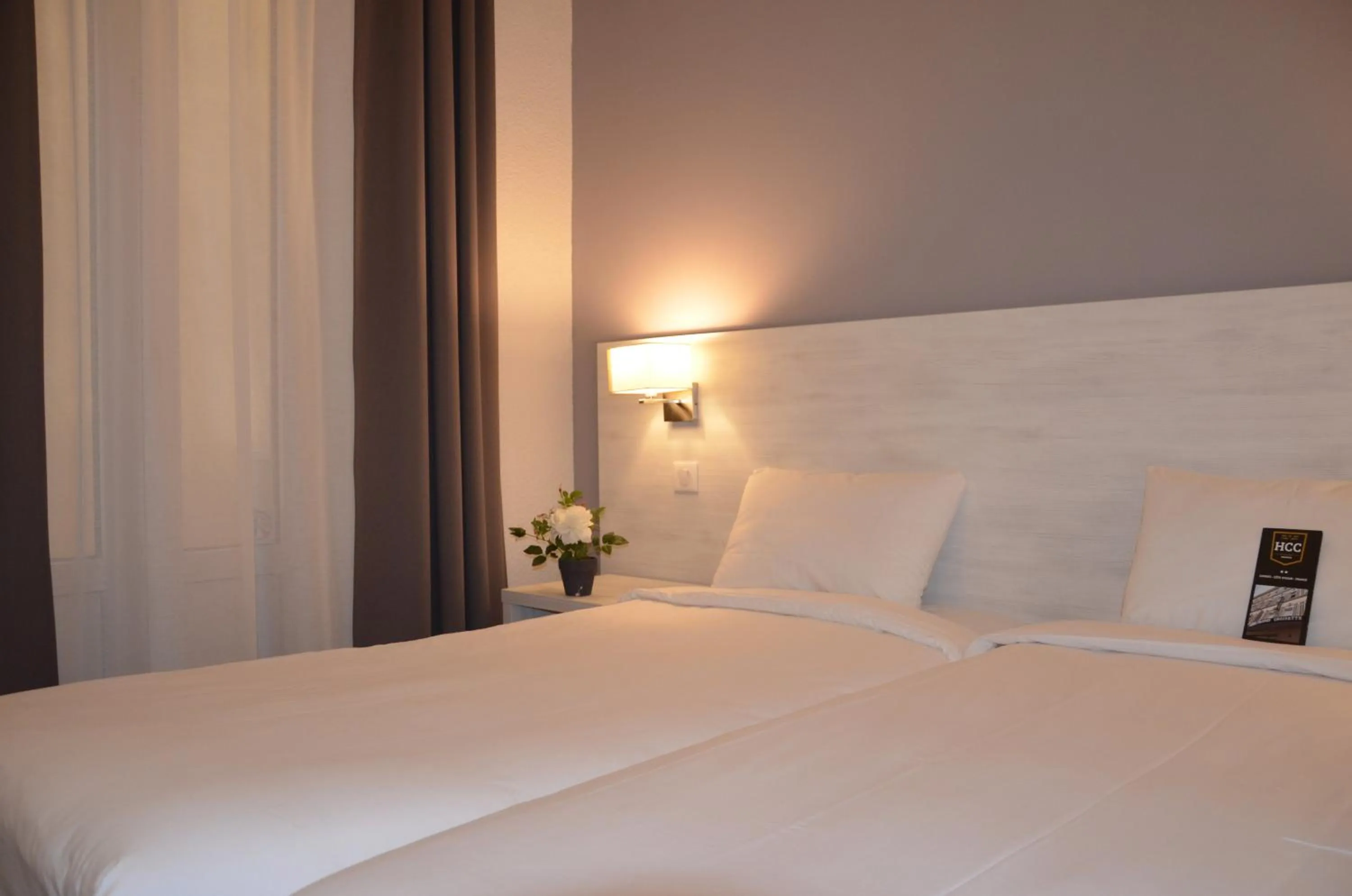 Bedroom, Bed in Hotel Cannes Croisette