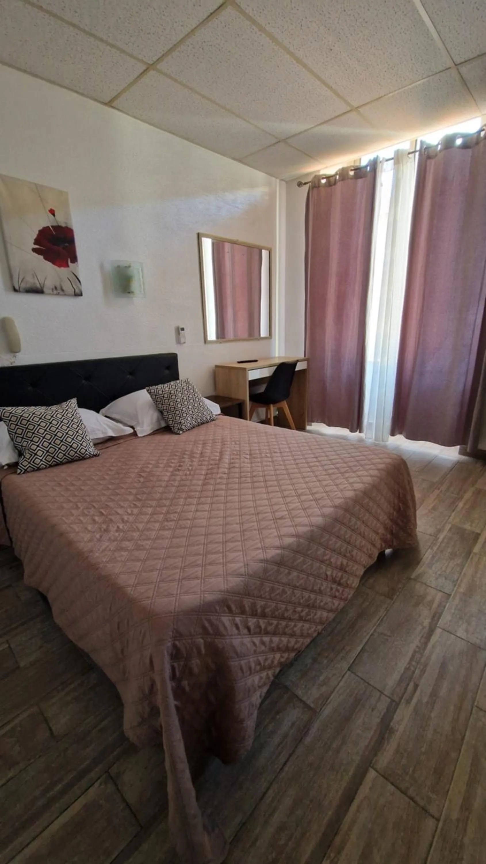 Photo of the whole room, Bed in Hôtel du Nord